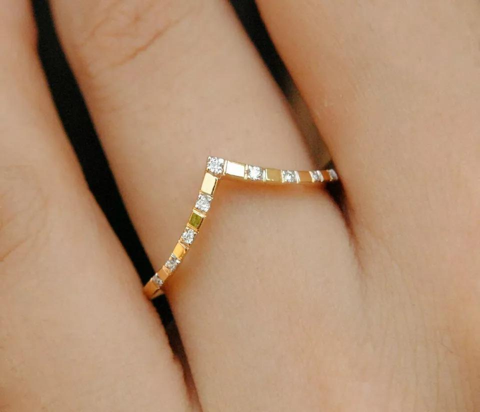 Taille ronde Anneau de mariage en or 14k avec diamant naturel en forme de V en vente