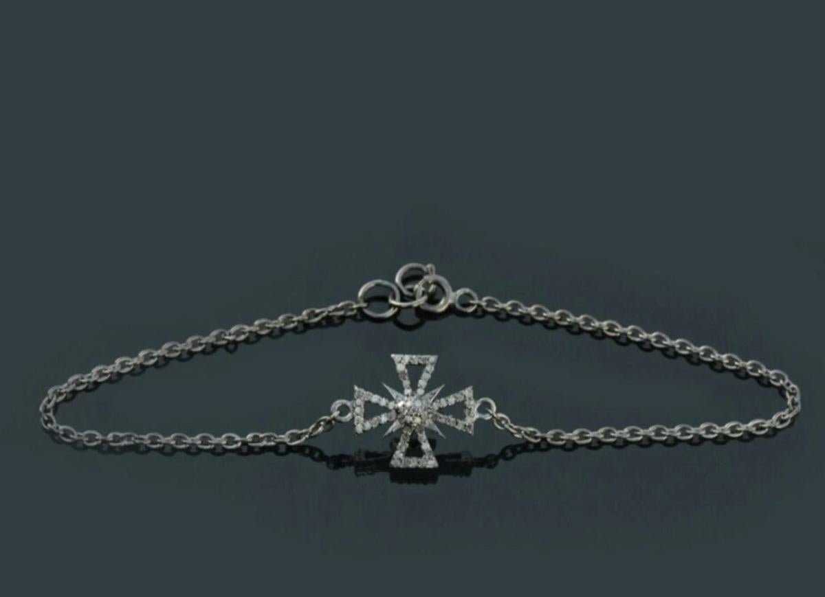 Pulsera de cadena con conector de plata de ley 925 con diamantes naturales de aspecto victoriano.

Forma
Oval
Peso del diamante
0,43 quilates aprox.
Base metálica
Plata de ley
Tipo de cadena
Ancla/Marinero
Estilo de ajuste
Pavé
Material
Plata de ley