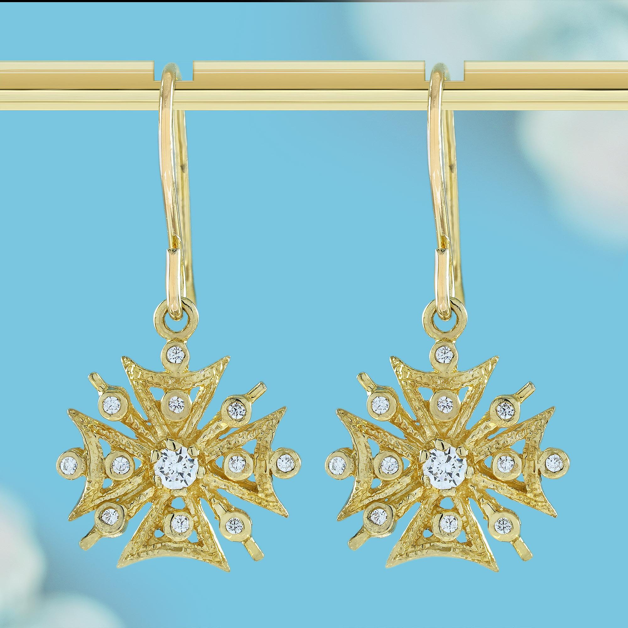 Diese vom Vintage-Stil inspirierten Ohrringe bestechen durch ihr florales Muster mit einem zentralen Diamanten und runden Diamanten, die in strahlendem Gelbgold gefasst sind. Das Arrangement erzeugt einen schillernden Blumenburst-Effekt, der sowohl