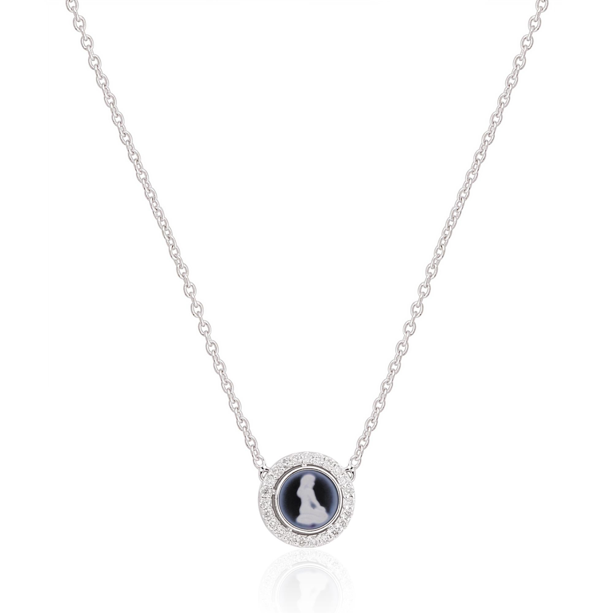 Celebra tu identidad astrológica con este impresionante collar colgante con un amuleto del signo zodiacal Virgo. Meticulosamente elaborada en oro blanco de 14 quilates, esta pieza de joyería fina muestra intrincados detalles y brillantes diamantes