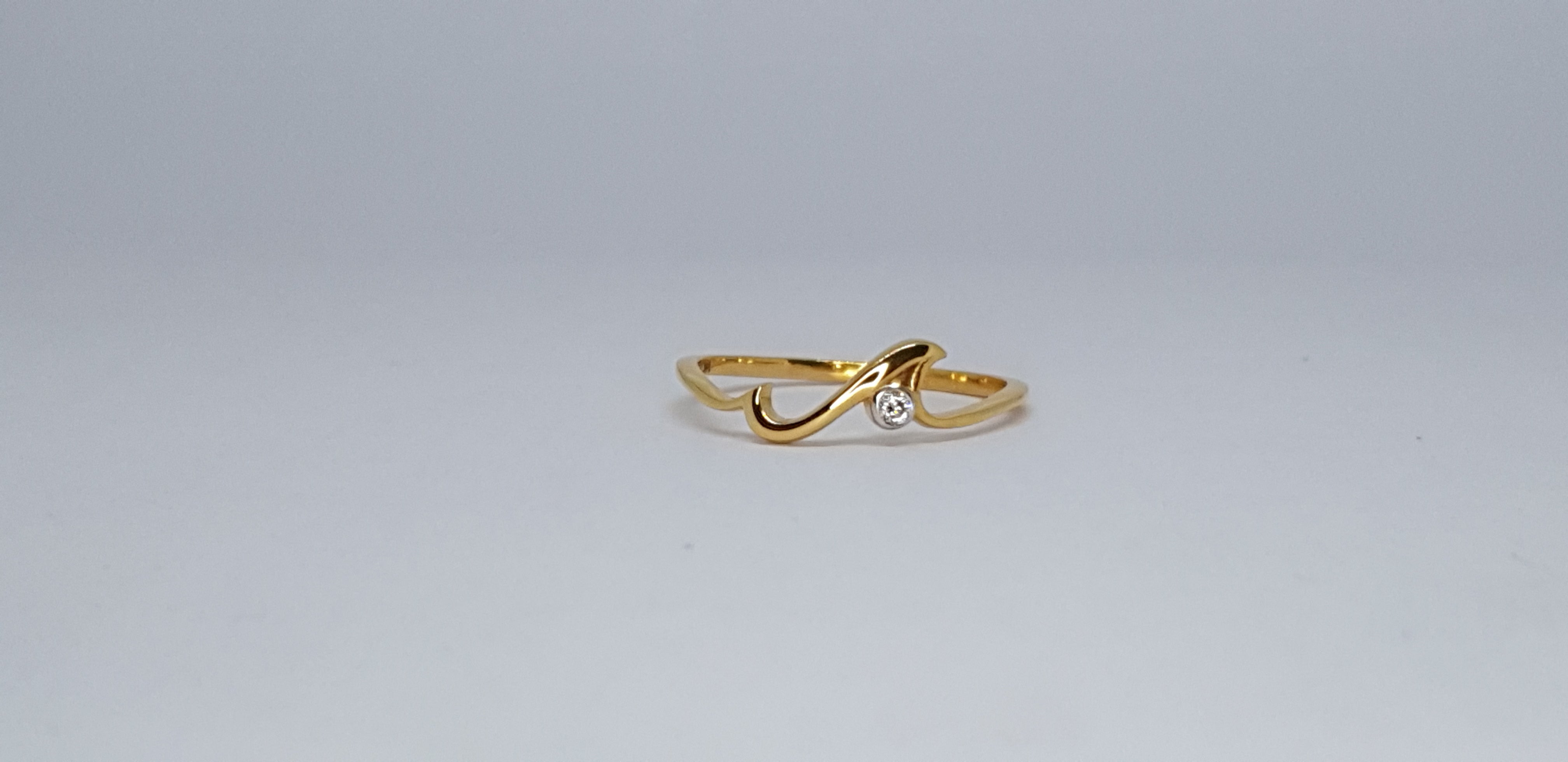 in vendita:  Anello Onda con diamante naturale in oro massiccio 14K Regalo per gli amanti dell'oceano.