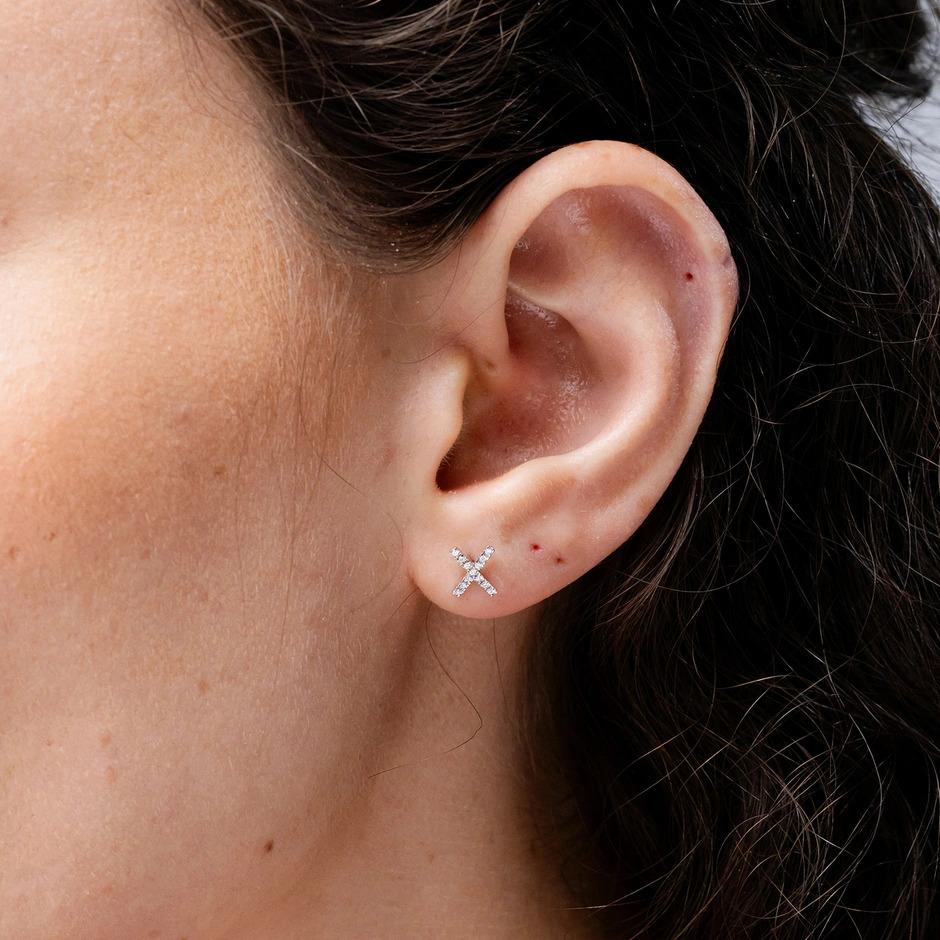 Women's Natural Diamond XO Stud Earrings in Platinum (0.17cttw Color-I-J) For Sale