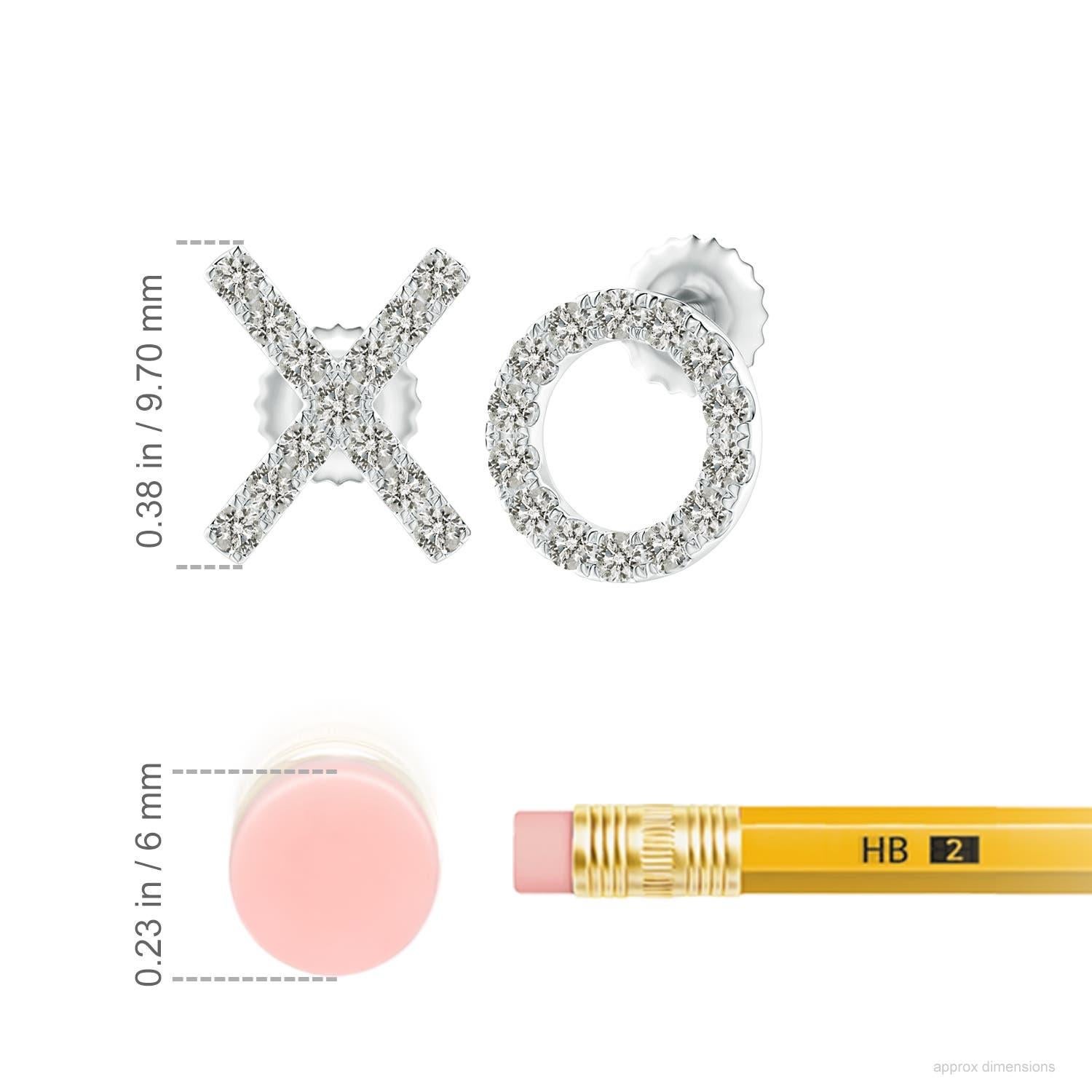 Die aus Platin gefertigten XO-Ohrstecker sind einfach faszinierend. Funkelnde runde Diamanten in einer U-Pava-Fassung schmücken das XO-Muster und verleihen diesen bezaubernden Ohrsteckern eine schillernde Note.
Der Diamant ist der Geburtsstein des
