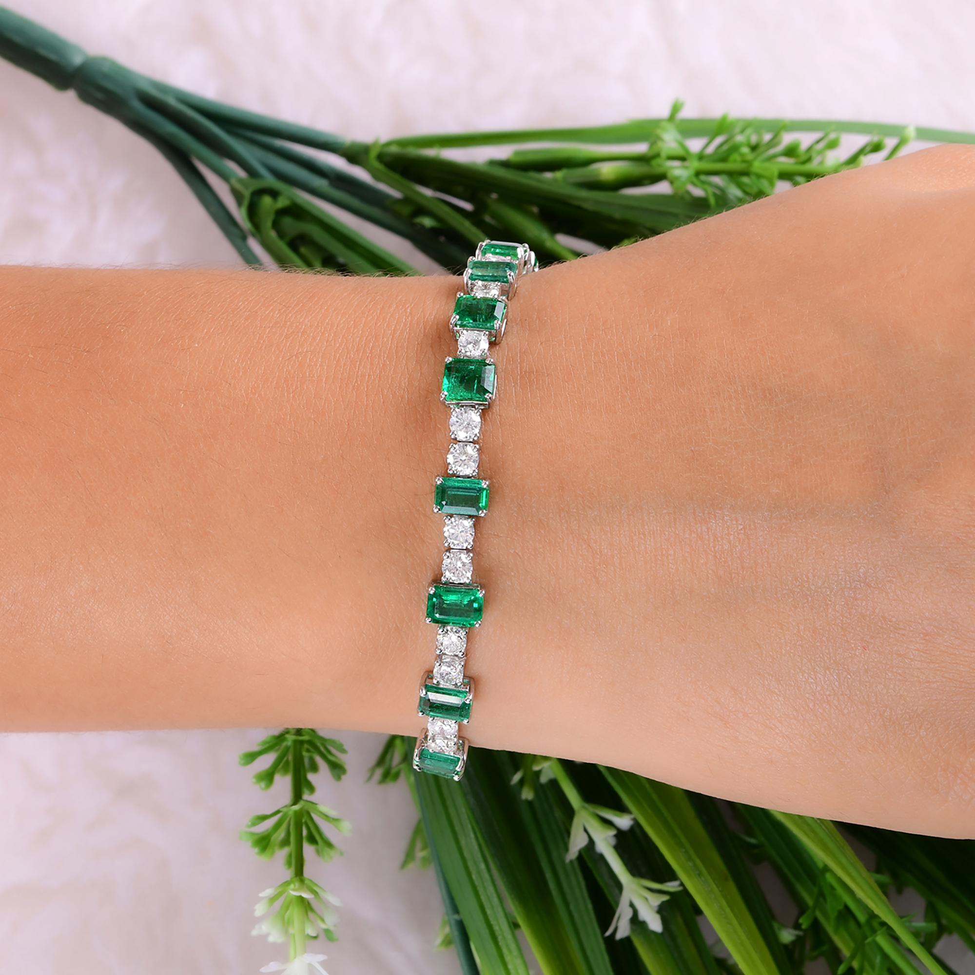 Dieses Tennisarmband aus 14 Karat Weißgold mit einem sambischen Smaragd als Naturdiamant zeichnet sich durch ein Design aus, bei dem sich Smaragd und Diamant in jedem Glied abwechseln. Dieses Armband ist eine Weiterentwicklung des