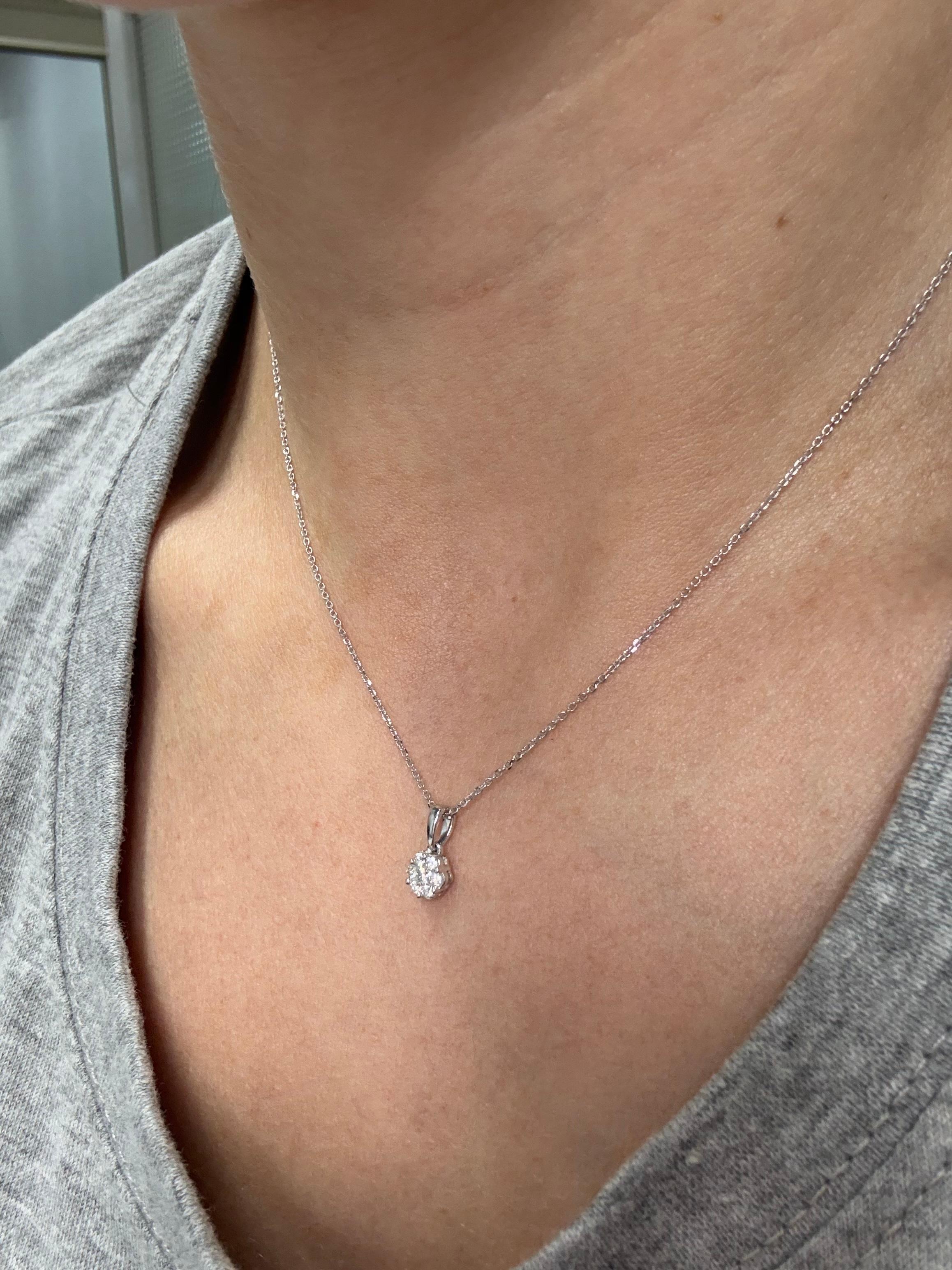 Natural Diamonds 0.15CT 18Karat White Gold Classic Cluster Pendant Necklace For Sale 4