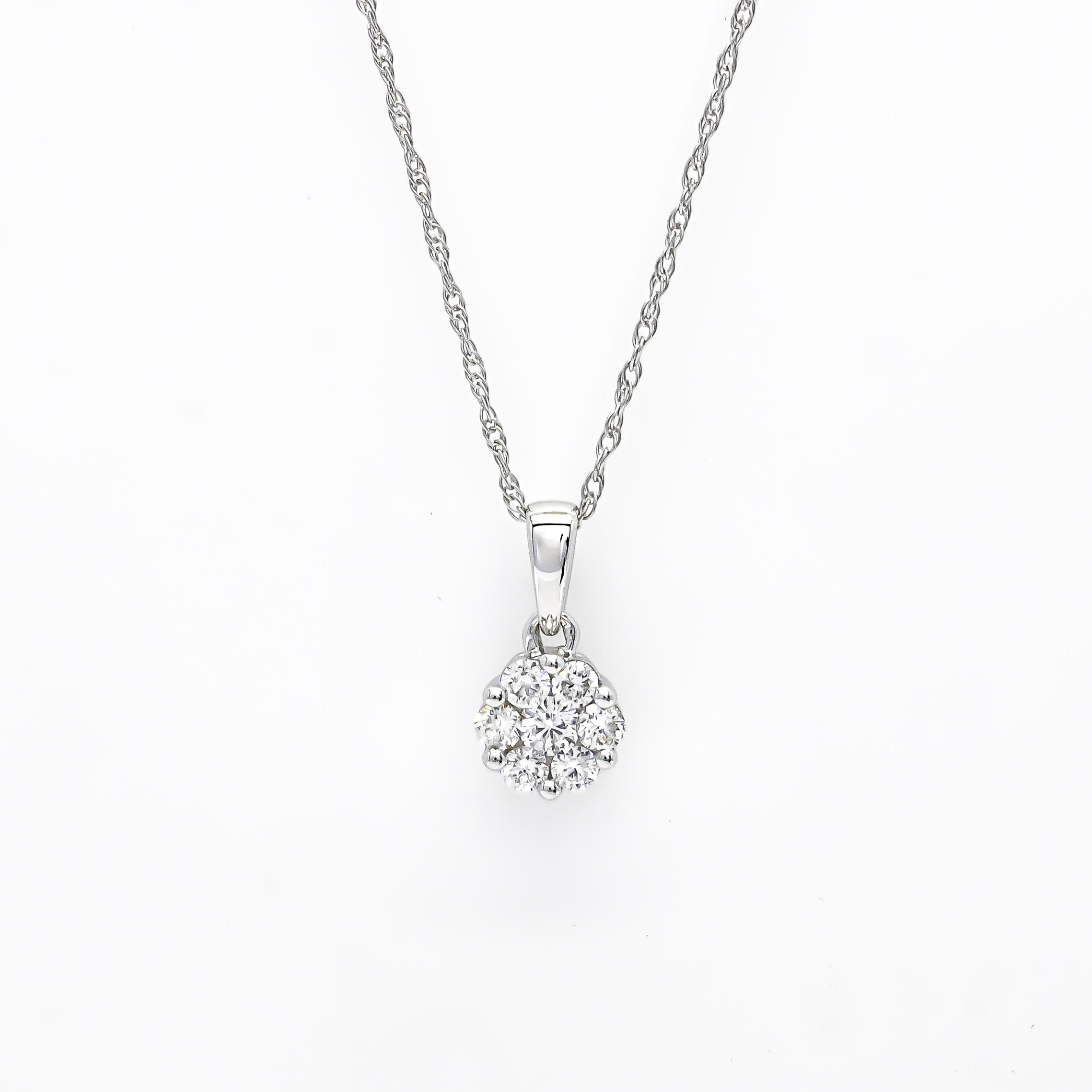 Natural Diamonds 0.15CT 18Karat White Gold Classic Cluster Pendant Necklace In New Condition For Sale In Antwerpen, BE