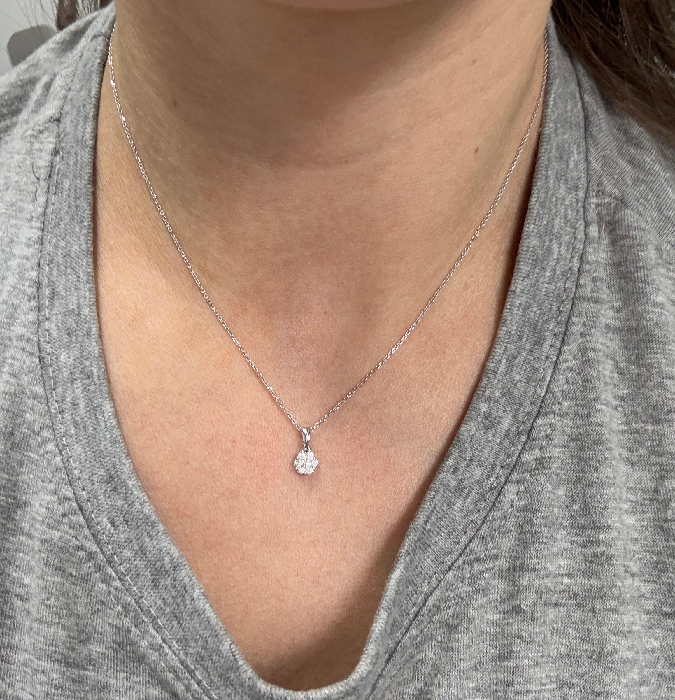 Natural Diamonds 0.15CT 18Karat White Gold Classic Cluster Pendant Necklace For Sale 1
