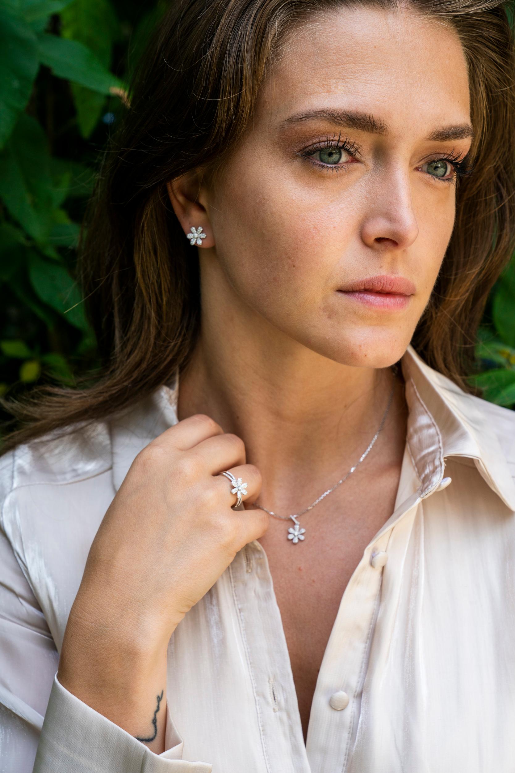 Natural Diamonds 0.19 carats 18KT Yellow Gold  Floral Cluster Pendant Necklace For Sale 4