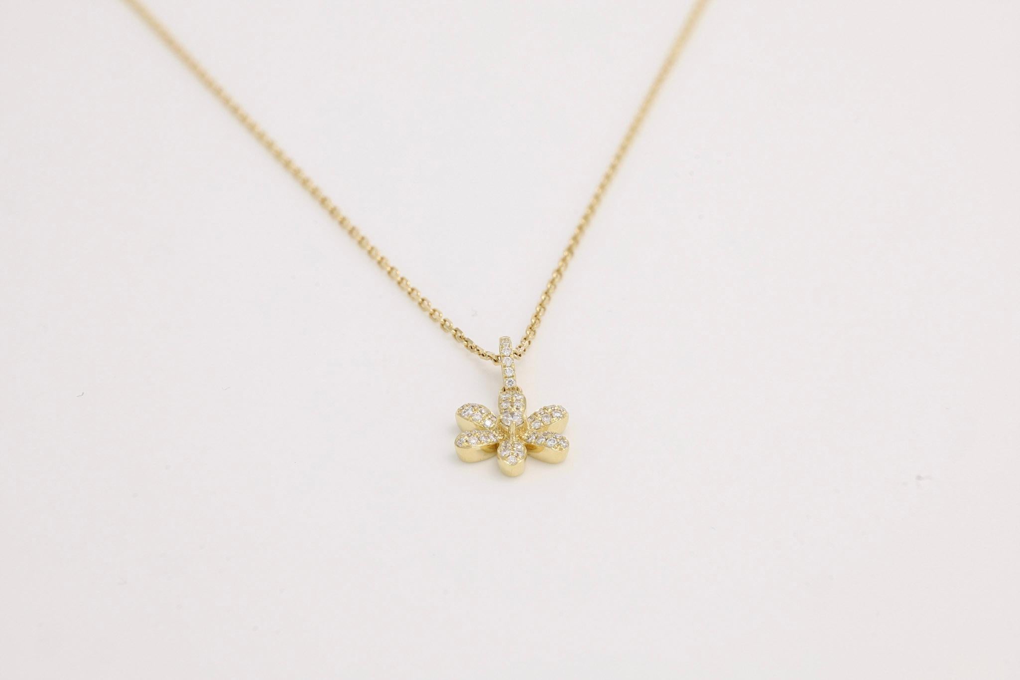 Indulge her in unparalleled sparkle and elegance with this exquisitely designed pendant necklace. Featuring a breathtaking arrangement of round-shaped diamonds, this pendant is expertly crafted in a captivating flower-shaped cluster, evoking a sense