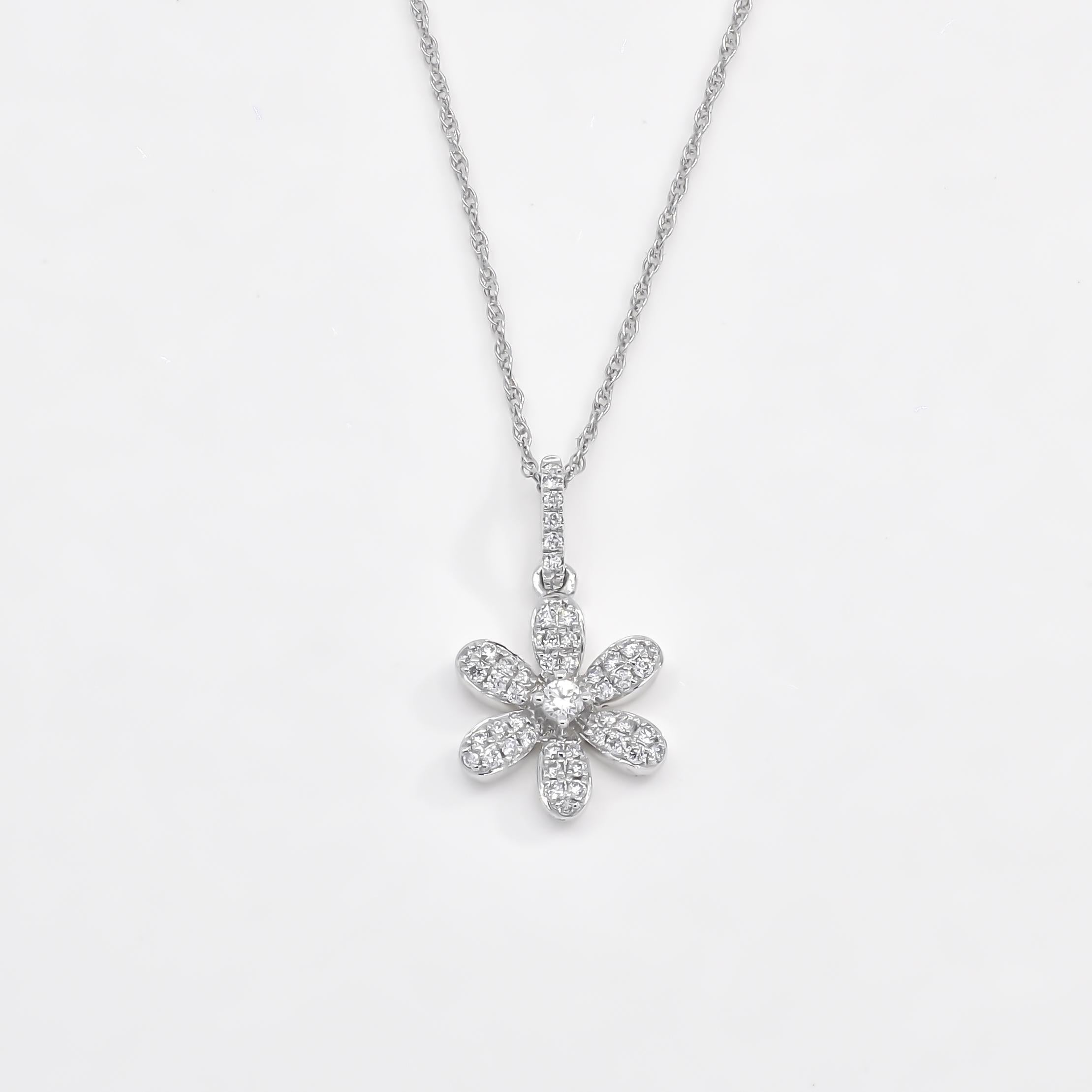 Natural Diamonds 0.19 carats 18KT Yellow Gold  Floral Cluster Pendant Necklace In New Condition For Sale In Antwerpen, BE