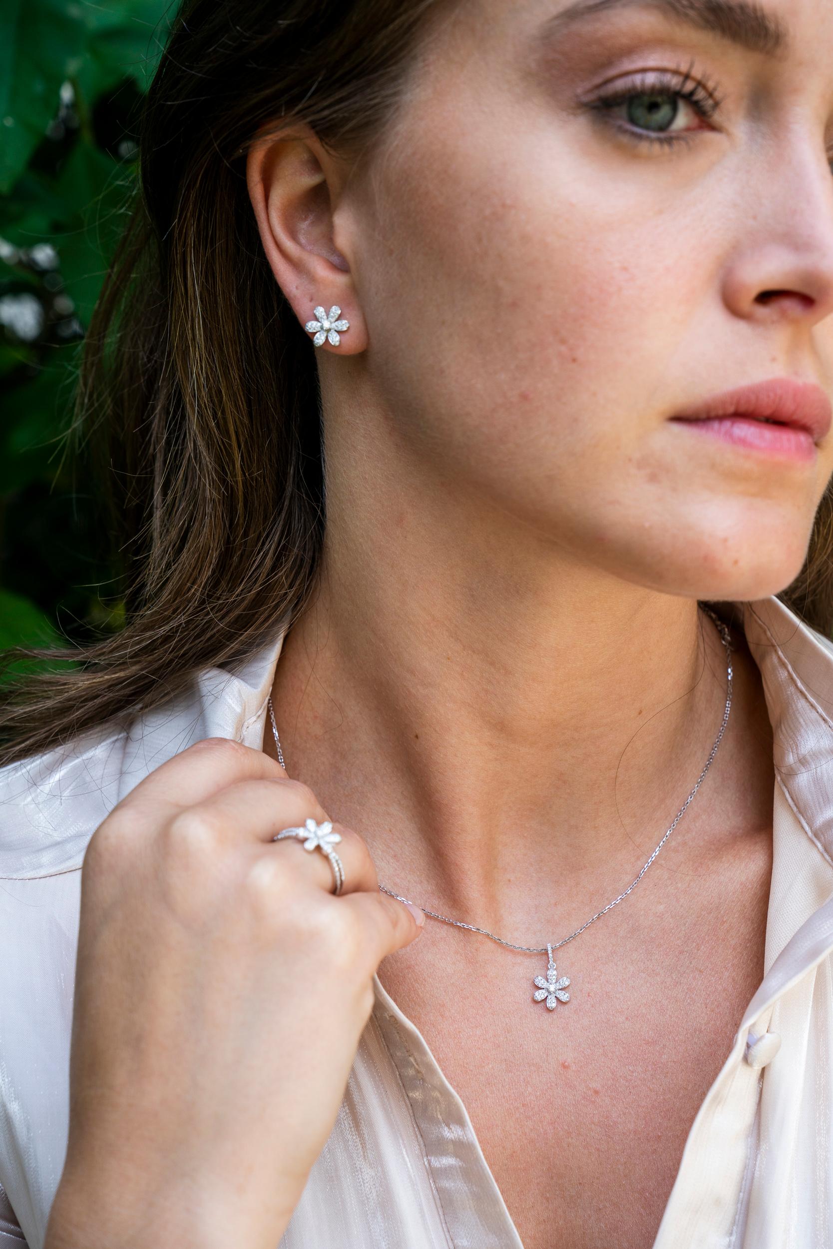 Natural Diamonds 0.19 carats 18KT White Gold  Floral Cluster Pendant Necklace In New Condition For Sale In Antwerpen, BE