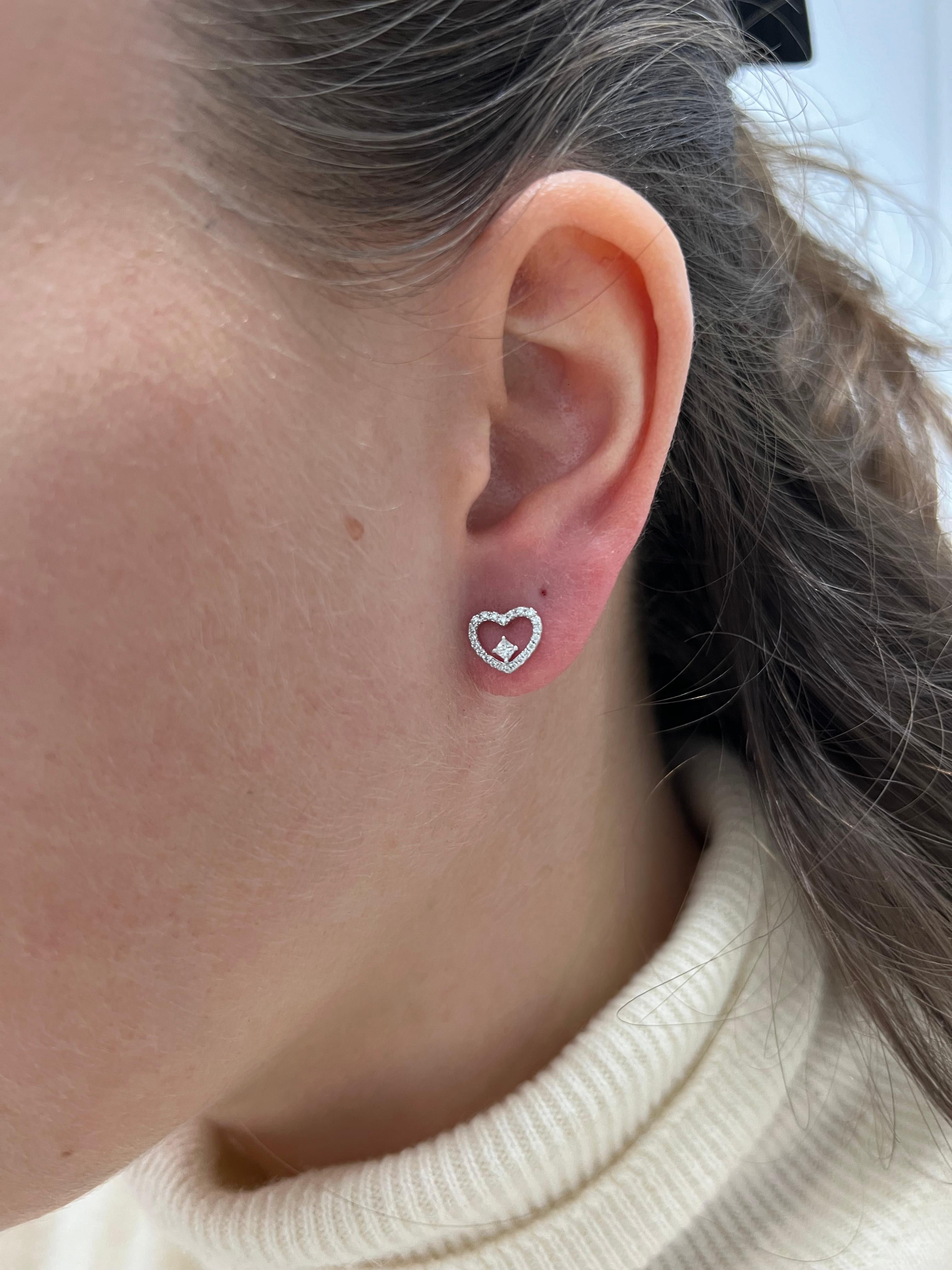 Al centro di ogni orecchino si trova un'affascinante composizione di diamanti per un totale di 0,25 carati, meticolosamente incastonati a formare il contorno di una forma di cuore contemporanea; ad aggiungere un tocco di femminilità, è il motivo del