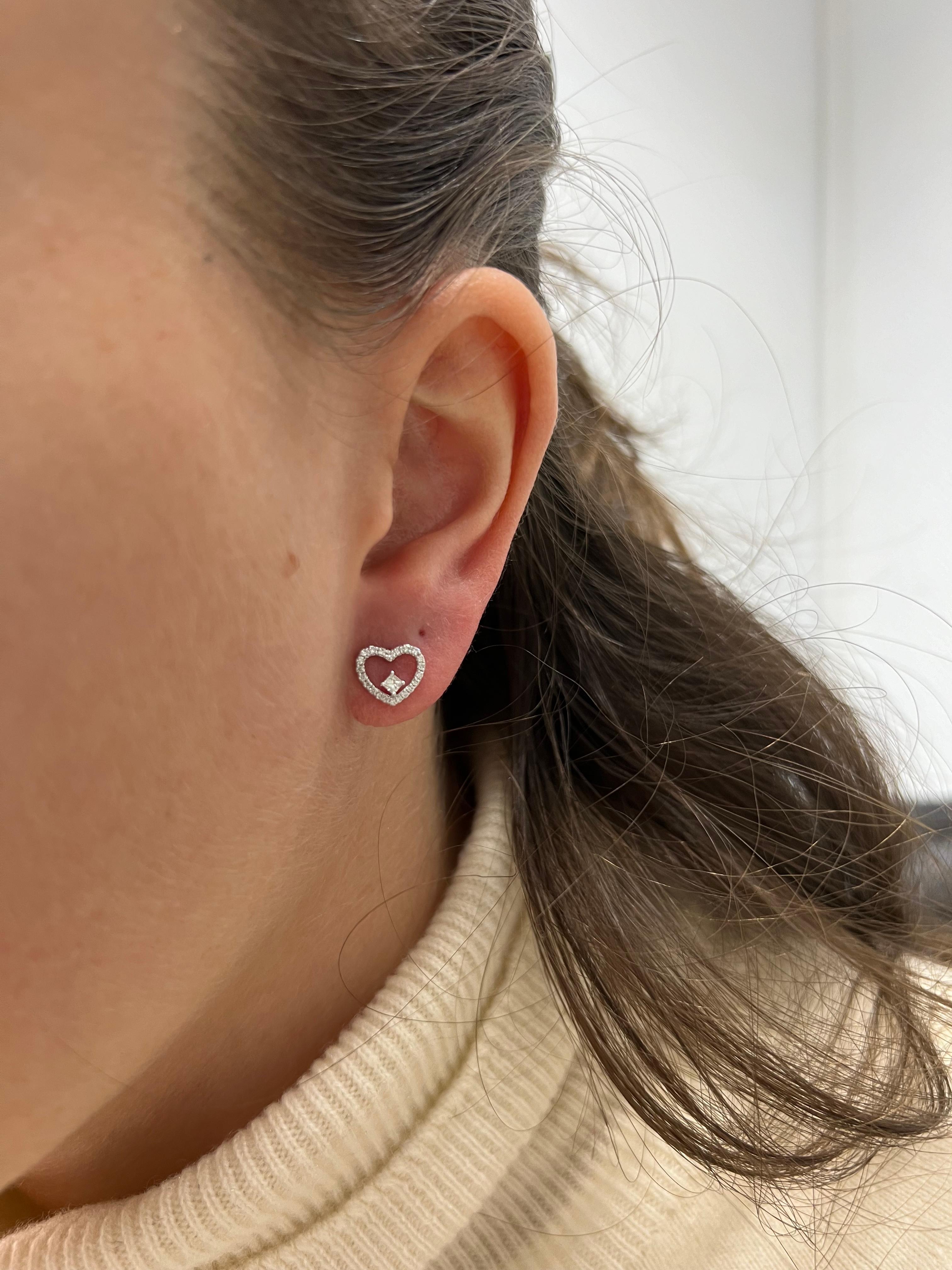 Moderno Diamanti naturali da 0,25 carati Orecchini a forma di cuore in oro bianco 18KT in vendita