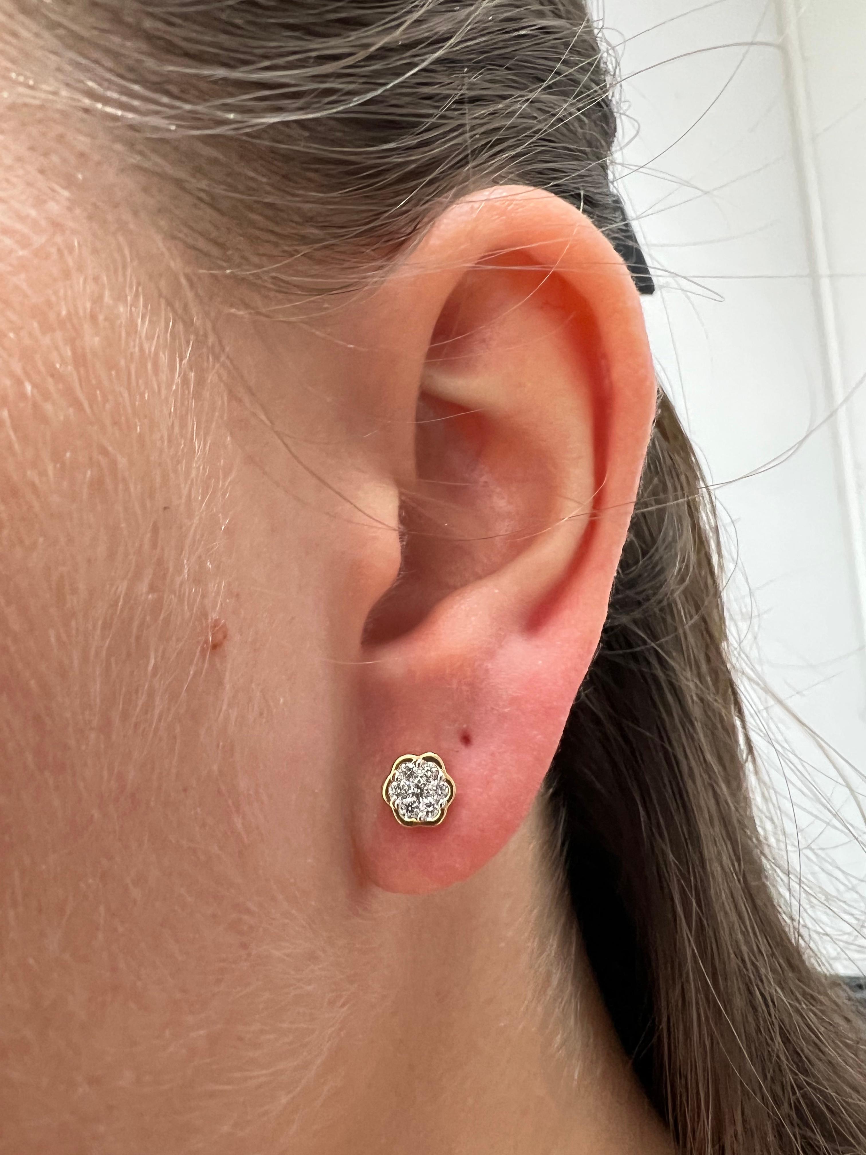 Women's or Men's Natural Diamonds 0.26 cts in 18 Karat White Gold Flower Cluster Stud Earrings For Sale