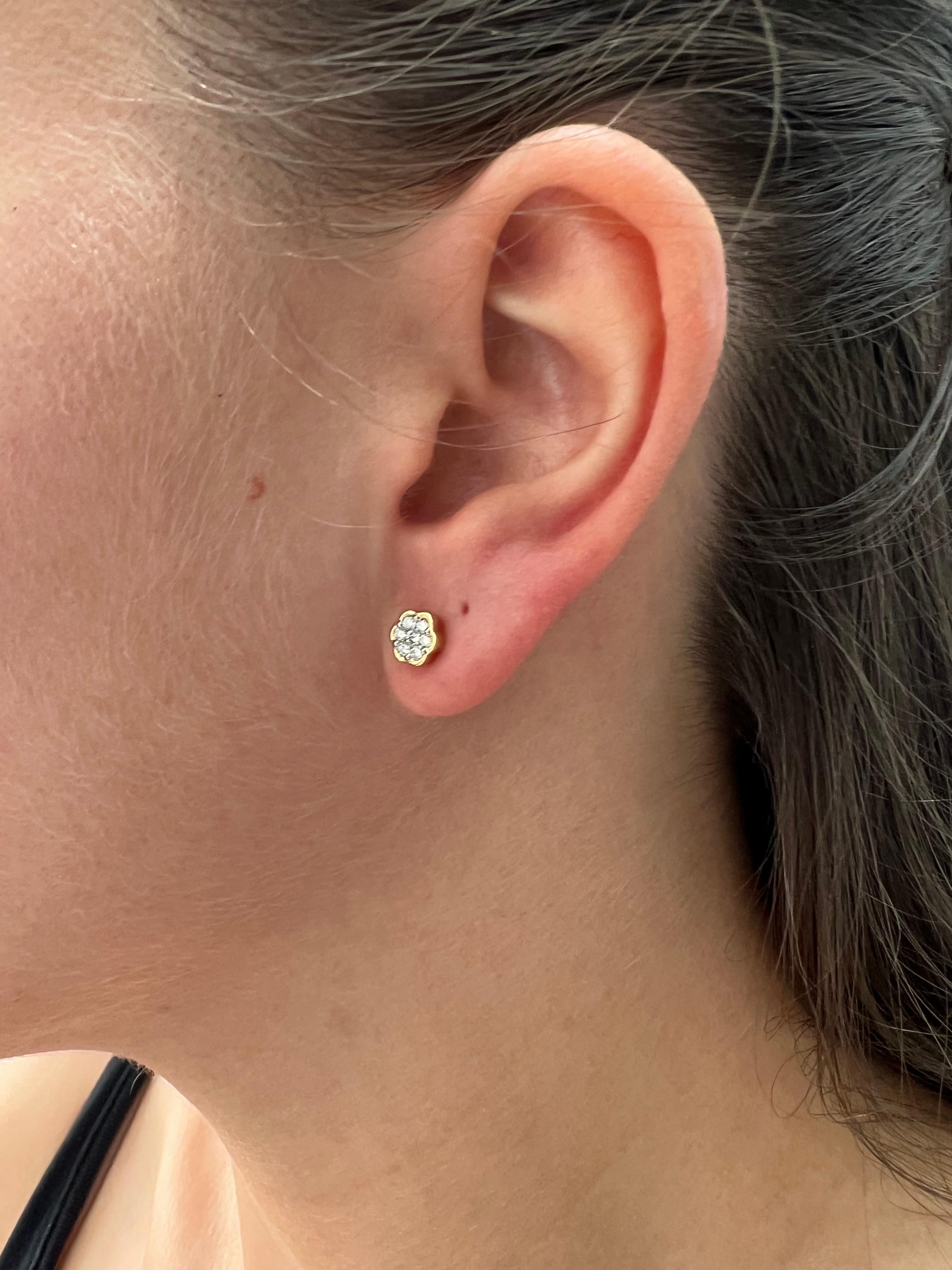 Natural Diamonds 0.26 cts in 18 Karat White Gold Flower Cluster Stud Earrings For Sale 1