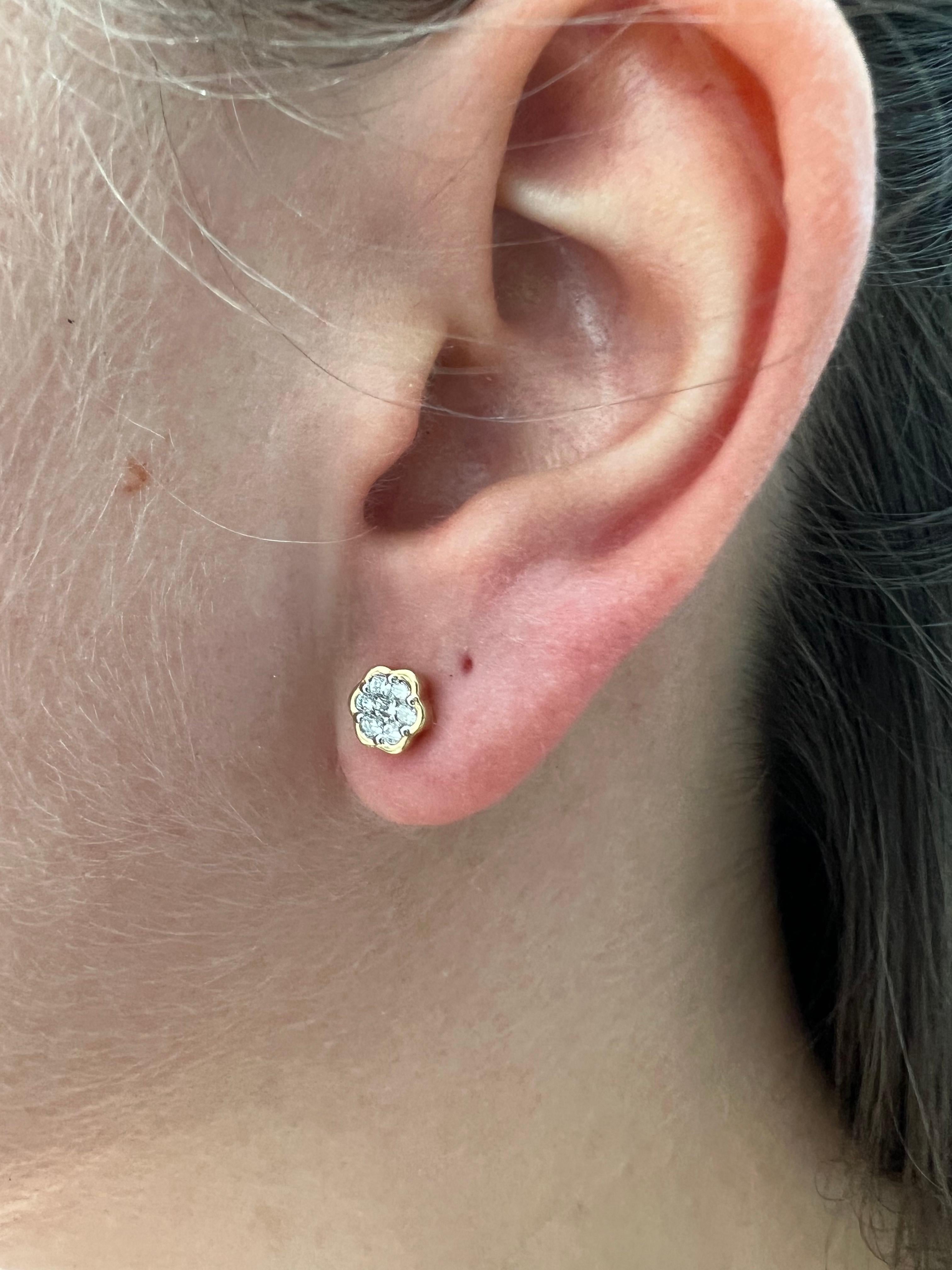 Natural Diamonds 0.26 cts in 18 Karat White Gold Flower Cluster Stud Earrings For Sale 2