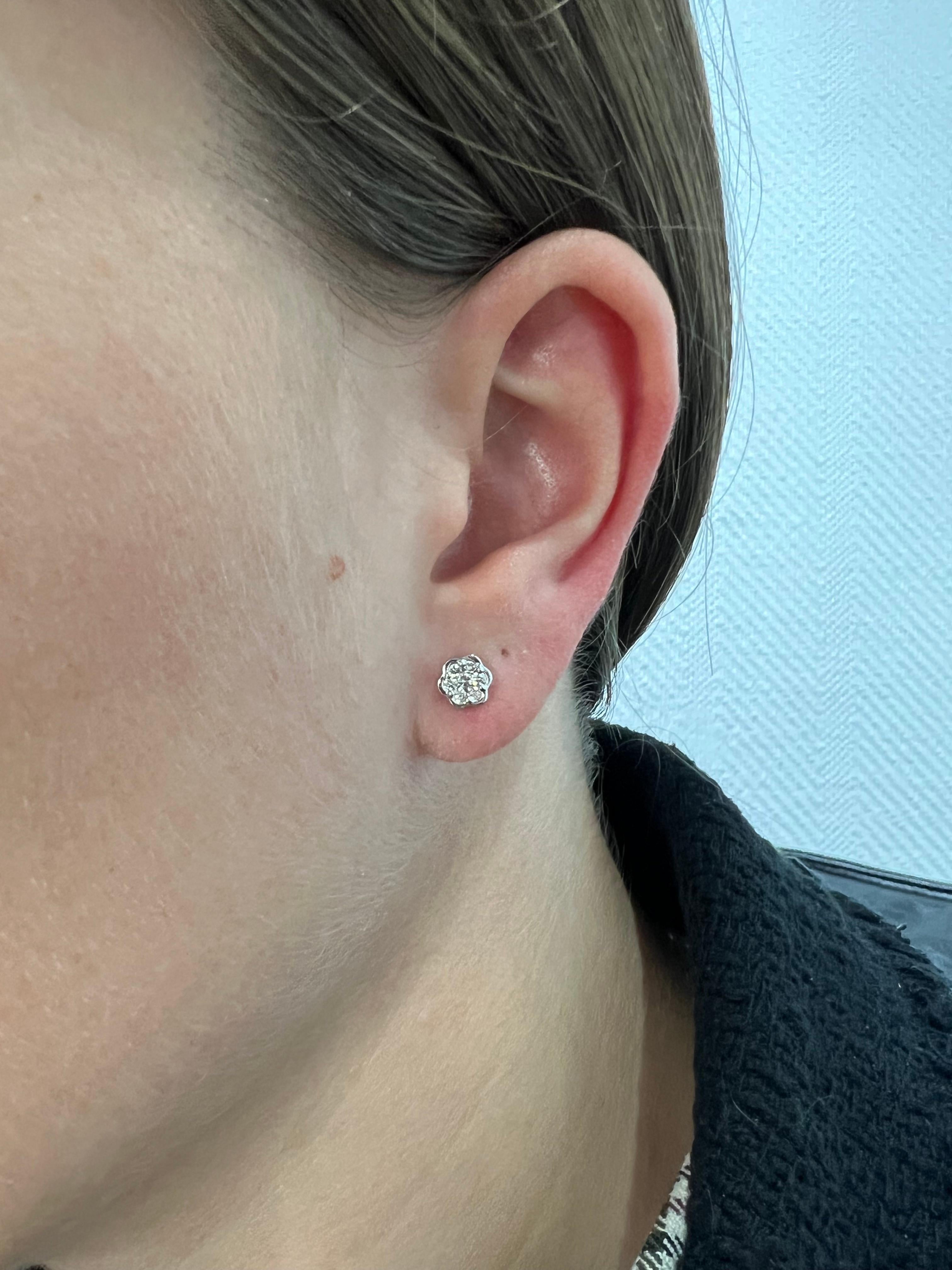 Diamanti Nature 0,26 carati in giallo 18 carati  Orecchini a grappolo in oro con fiori in vendita 3
