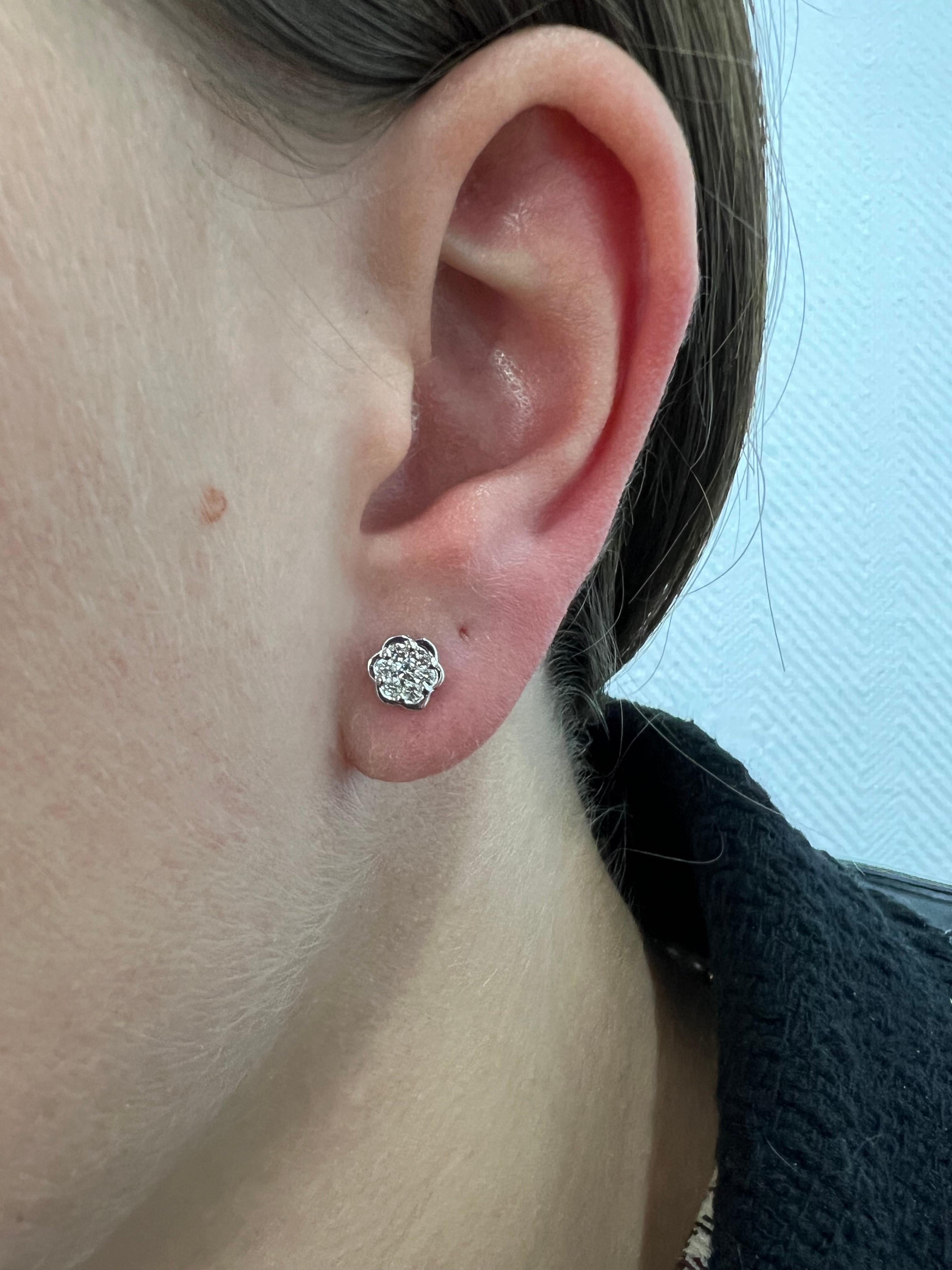 Diamanti Nature 0,26 carati in giallo 18 carati  Orecchini a grappolo in oro con fiori in vendita 4