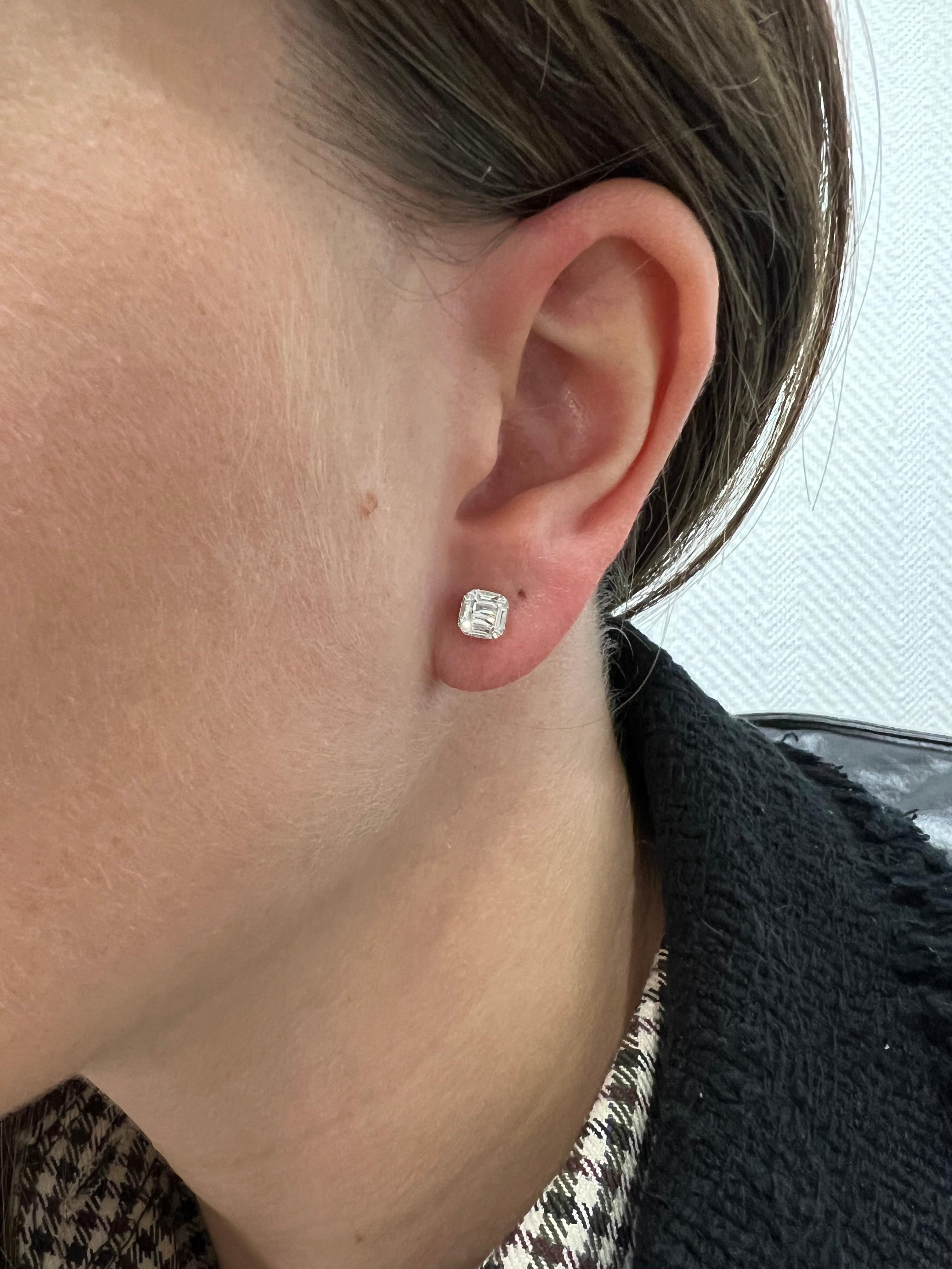 Women's Natural  Diamonds 0.30. cts 18KT White Gold Stud Earrings For Sale