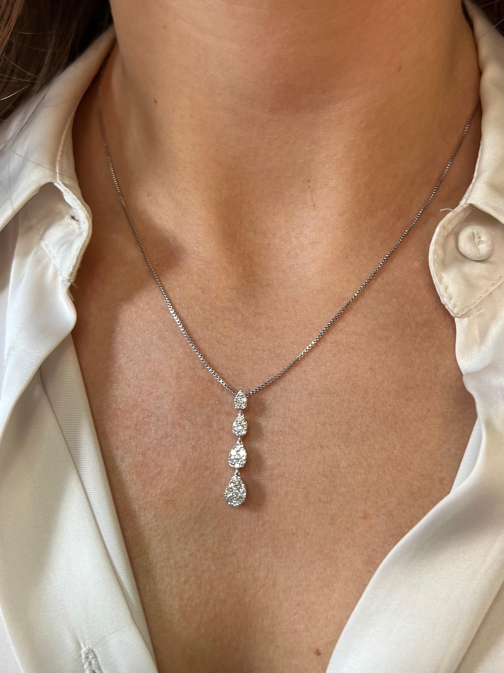 Natürliche Diamanten 0,53 Karat 18 Karat Weißgold 4 Cluster Kette Anhänger im Angebot 2