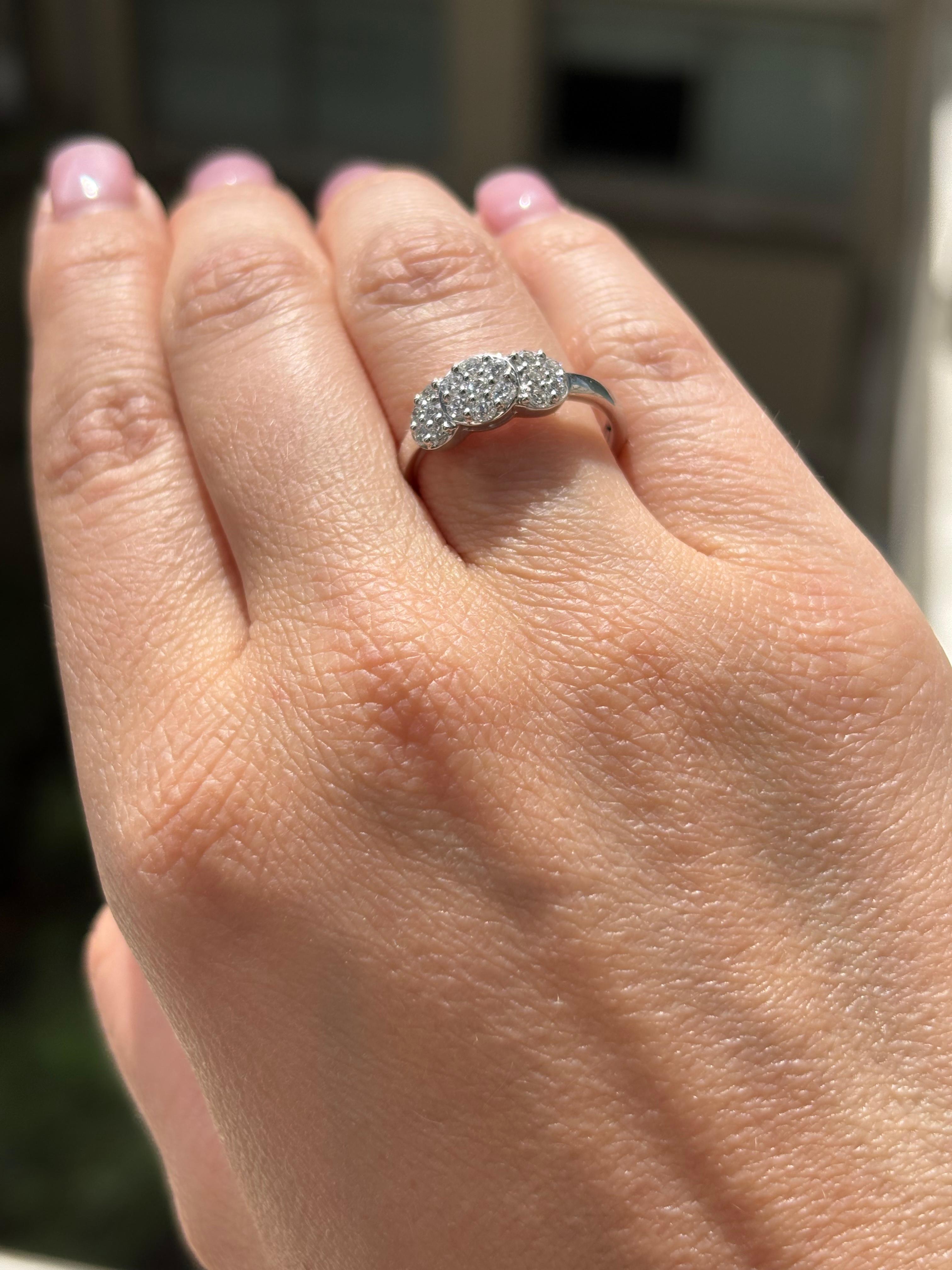 Anello di fidanzamento a grappolo con diamanti naturali da 0,52 carati in oro bianco 18KT in vendita 4
