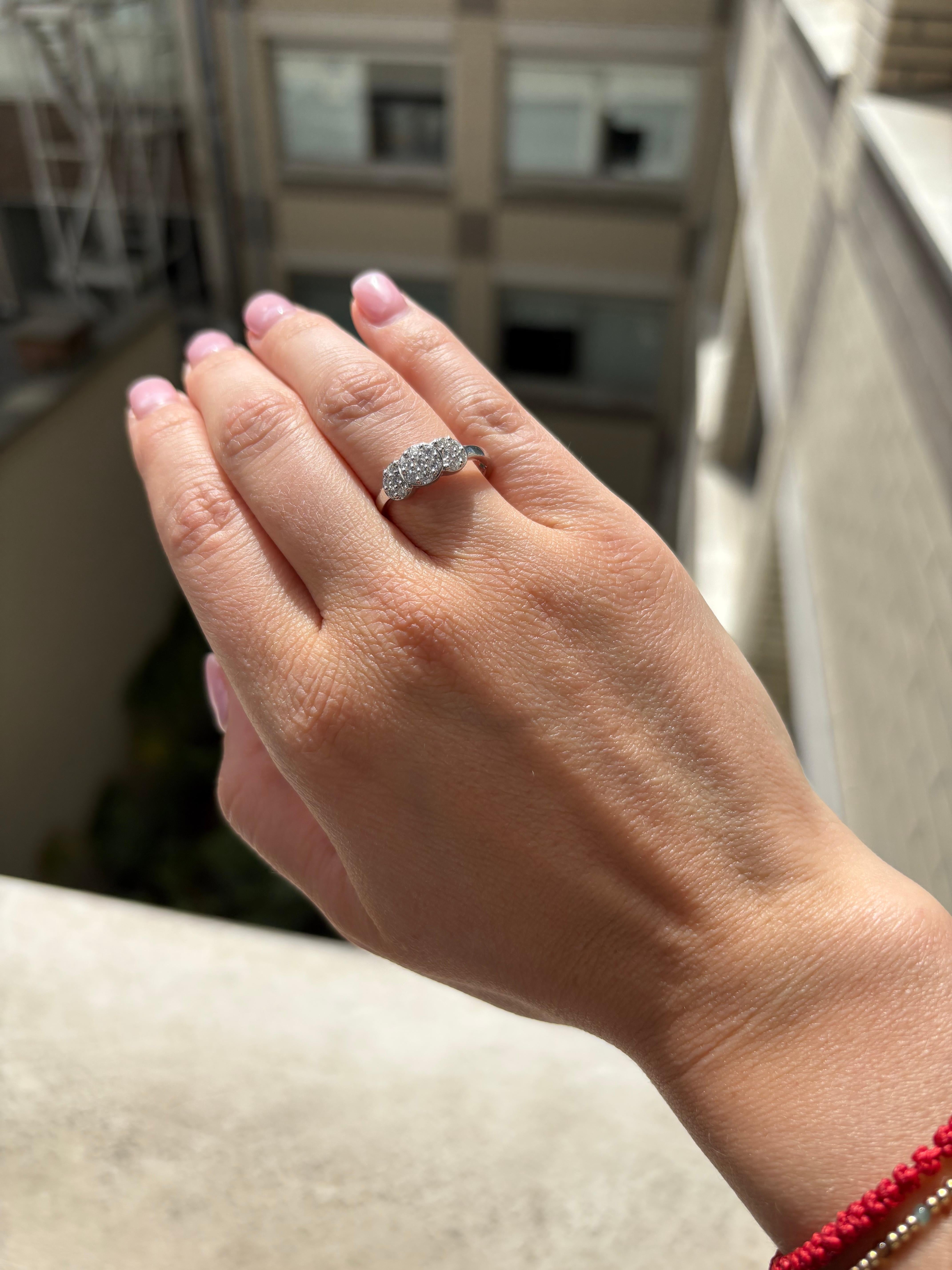 Anello di fidanzamento a grappolo con diamanti naturali da 0,52 carati in oro bianco 18KT in vendita 5