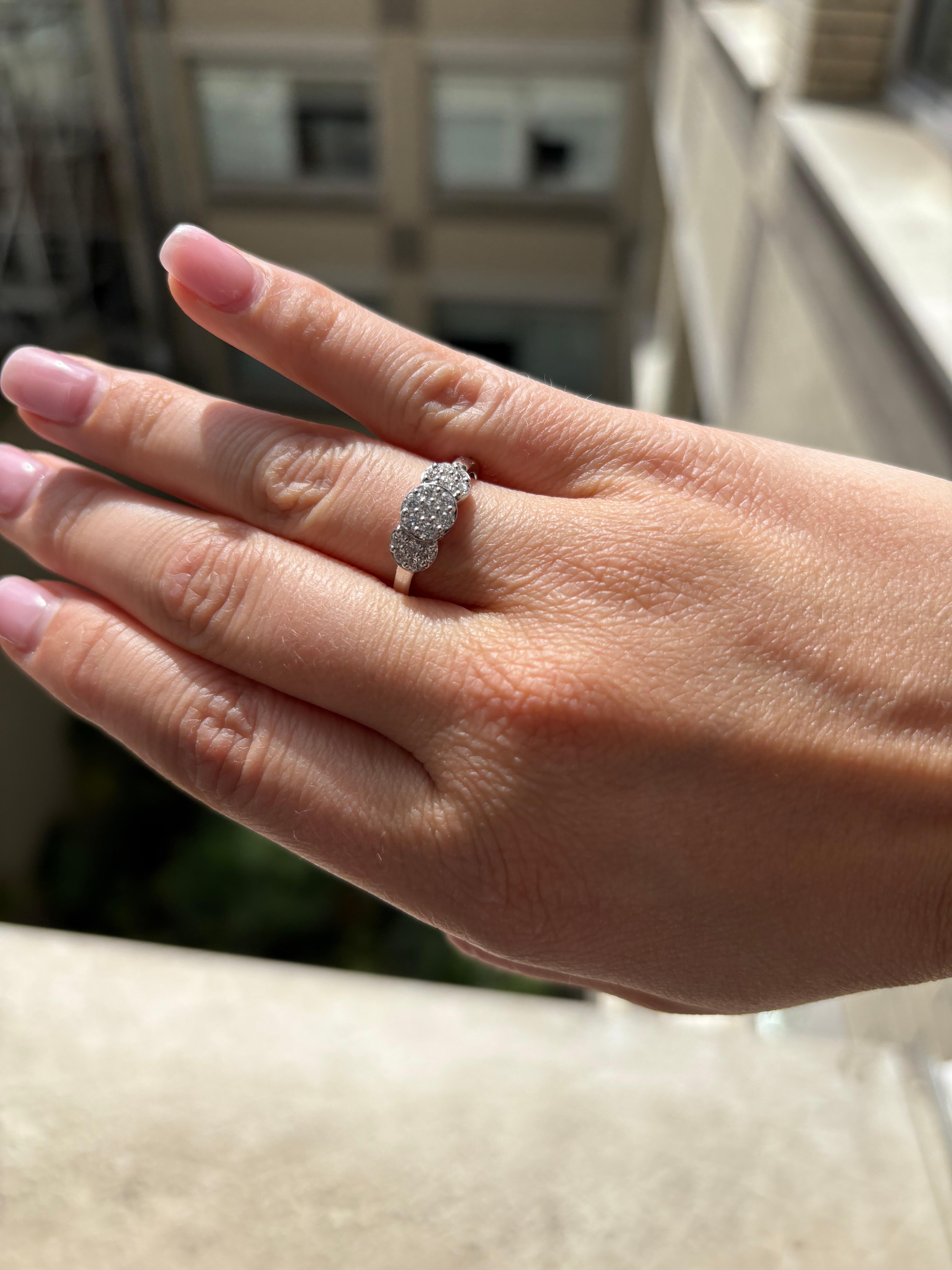 Anello di fidanzamento a grappolo con diamanti naturali da 0,52 carati in oro bianco 18KT in vendita 6