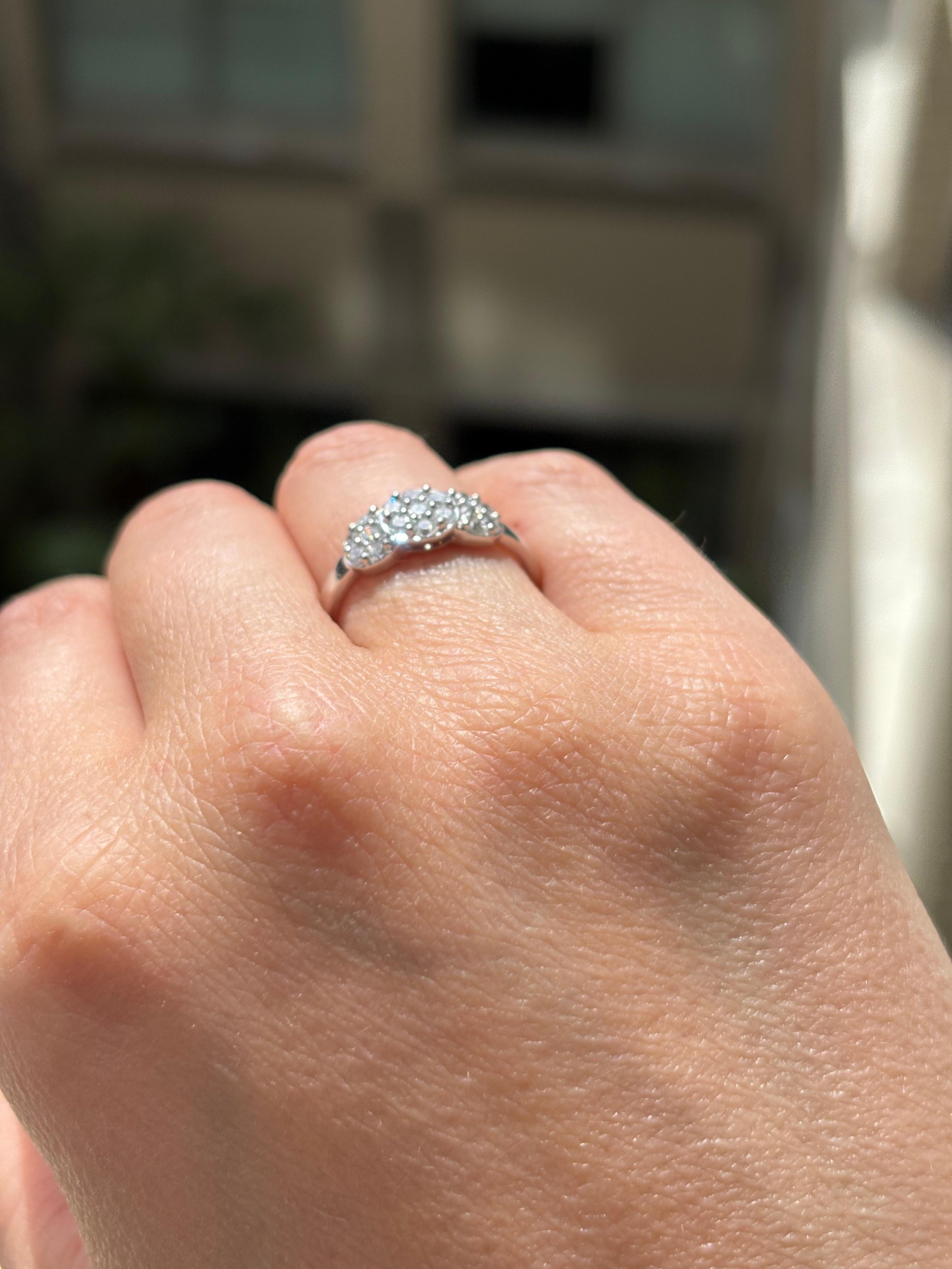 Anello di fidanzamento a grappolo con diamanti naturali da 0,52 carati in oro bianco 18KT in vendita 8
