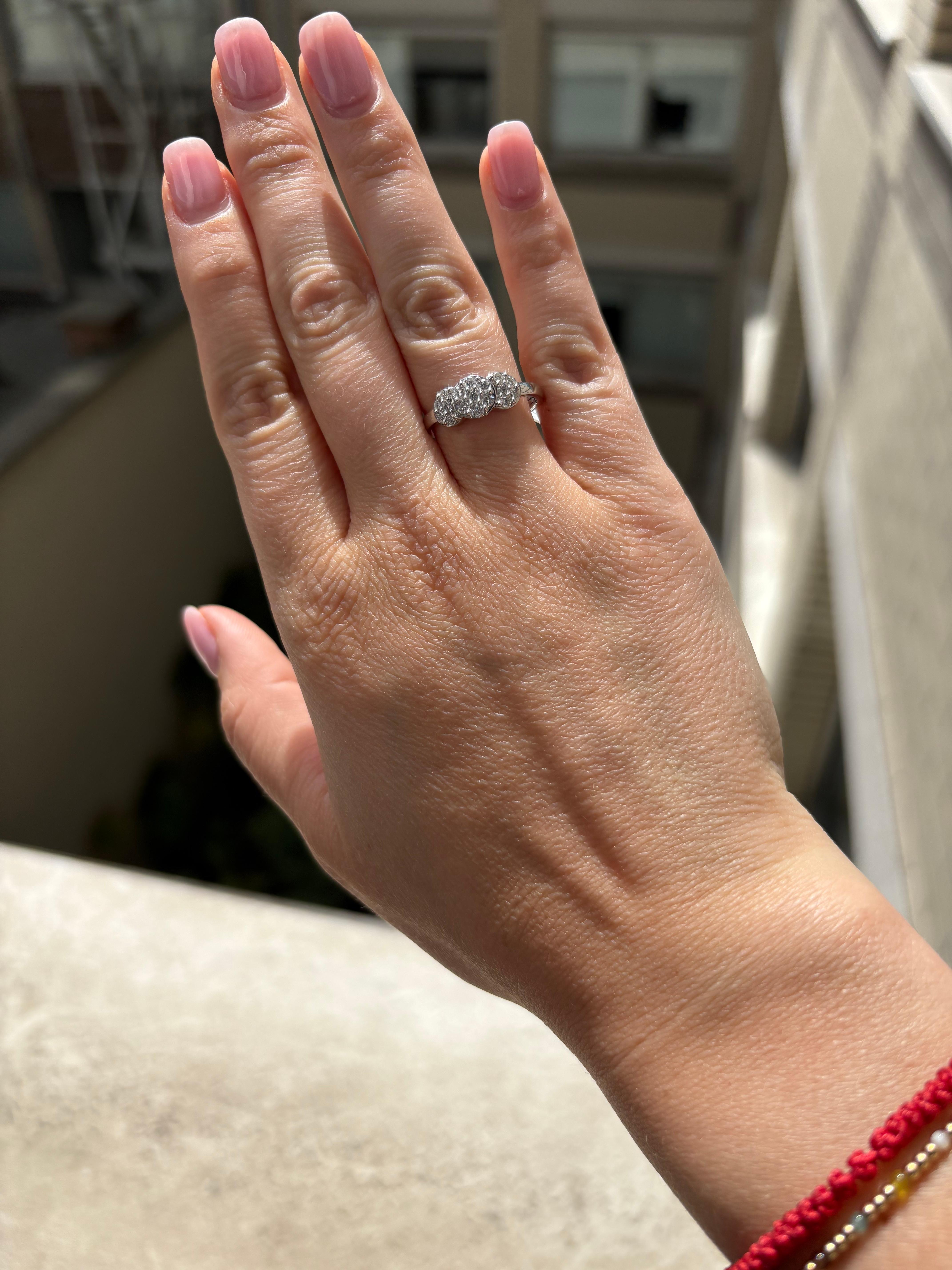 Anello di fidanzamento a grappolo con diamanti naturali da 0,52 carati in oro bianco 18KT in vendita 2