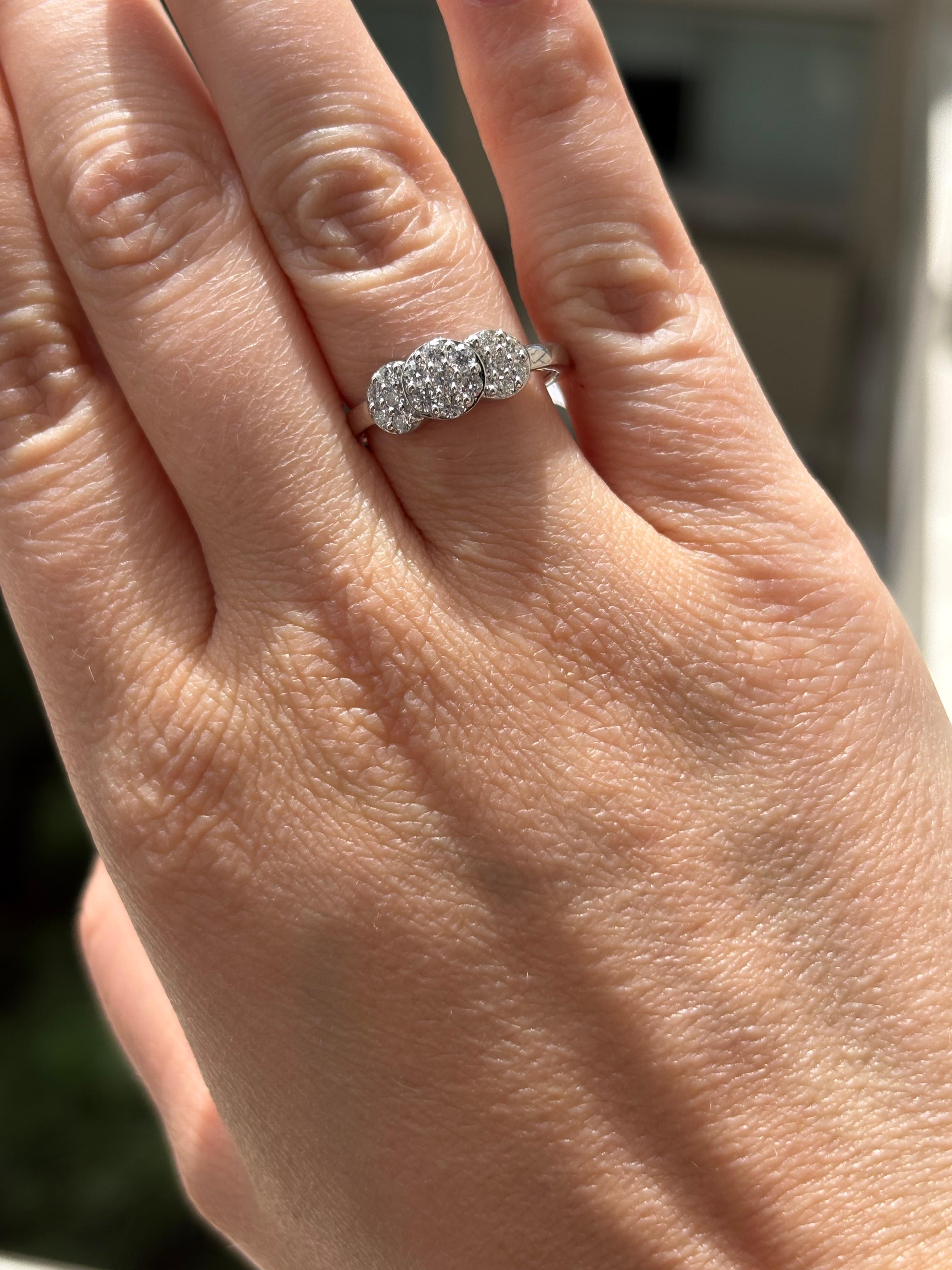 Anello di fidanzamento a grappolo con diamanti naturali da 0,52 carati in oro bianco 18KT in vendita 3