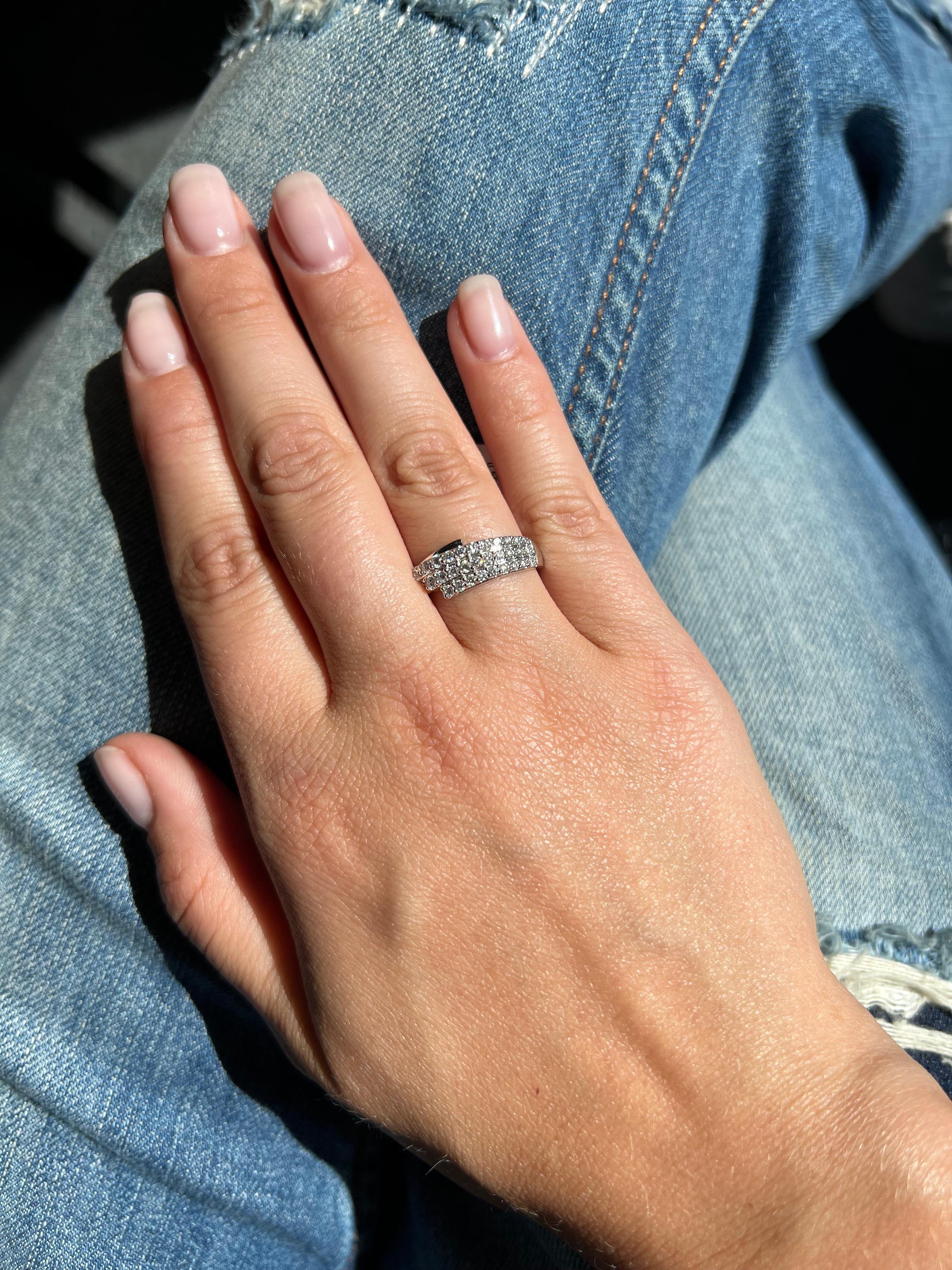 Anillo apilable de varias filas de diamantes naturales de 0,55 quilates y oro blanco de 18 quilates en venta 4