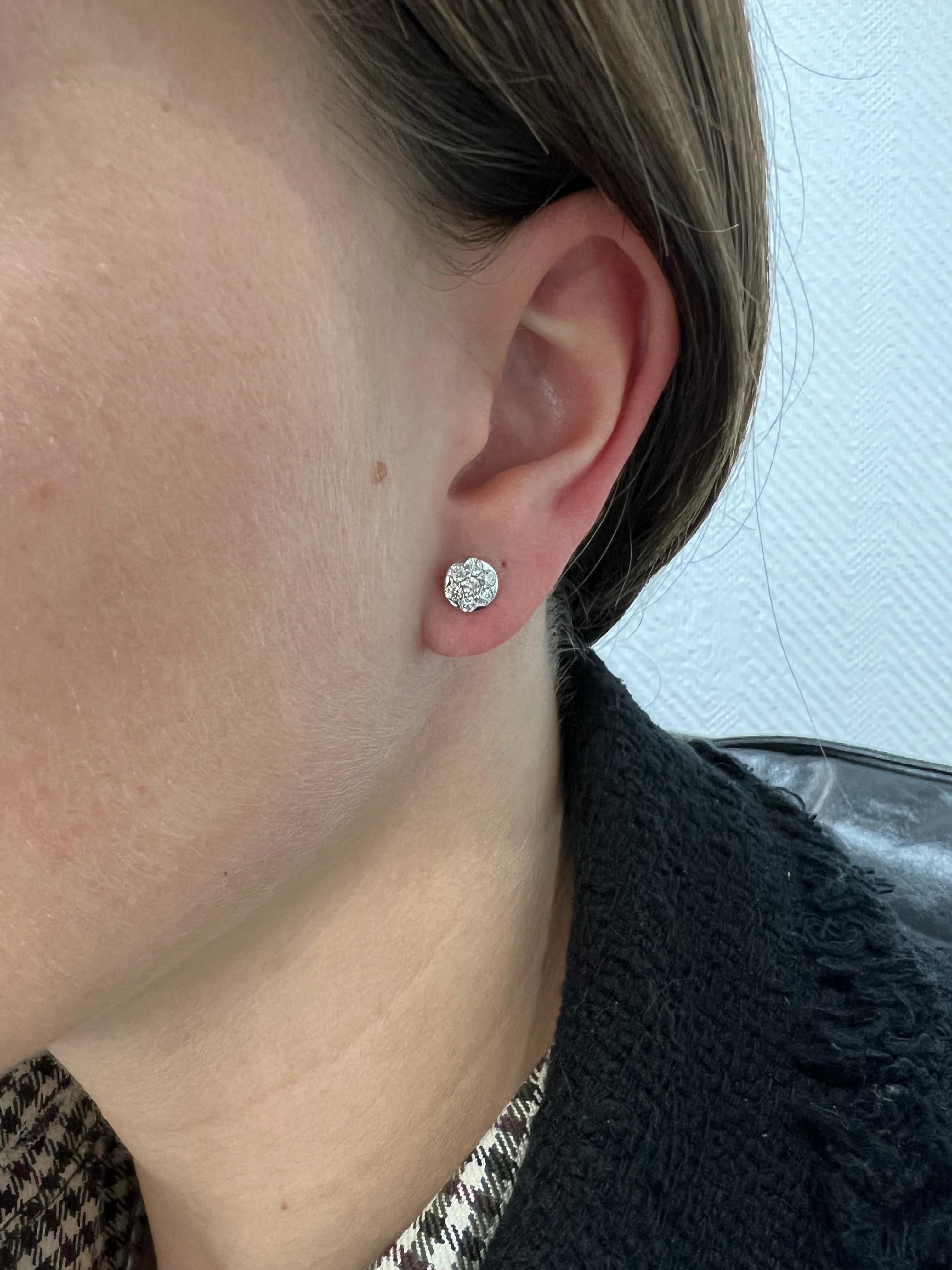 Diamanti naturali 0,55 carati Orecchini a grappolo in oro bianco 18KT con fiori classici in vendita 3