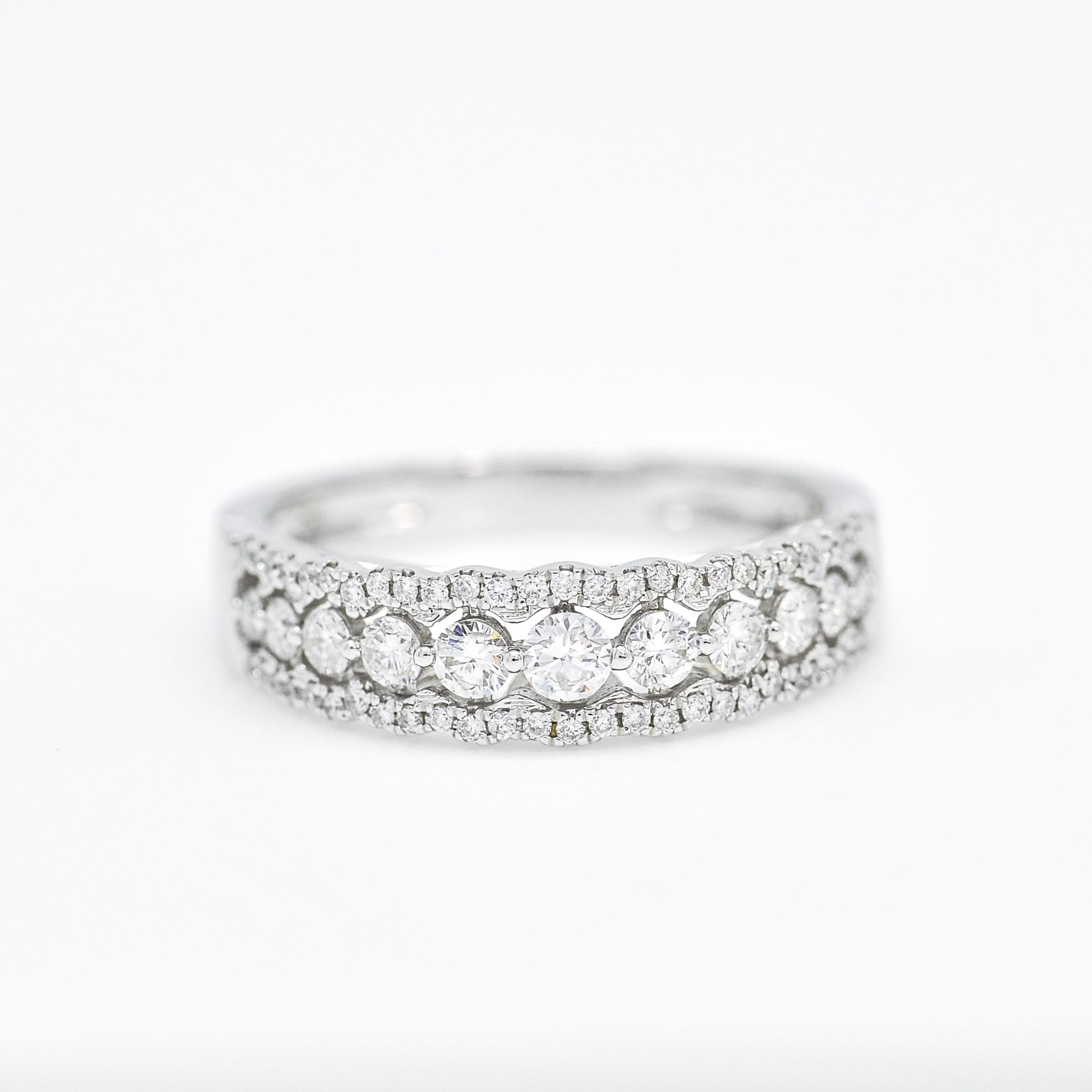 Natürliche Diamanten 0,56 Karat 18KT Weißgold Halb Eternity Diamond Band Ring (Moderne) im Angebot