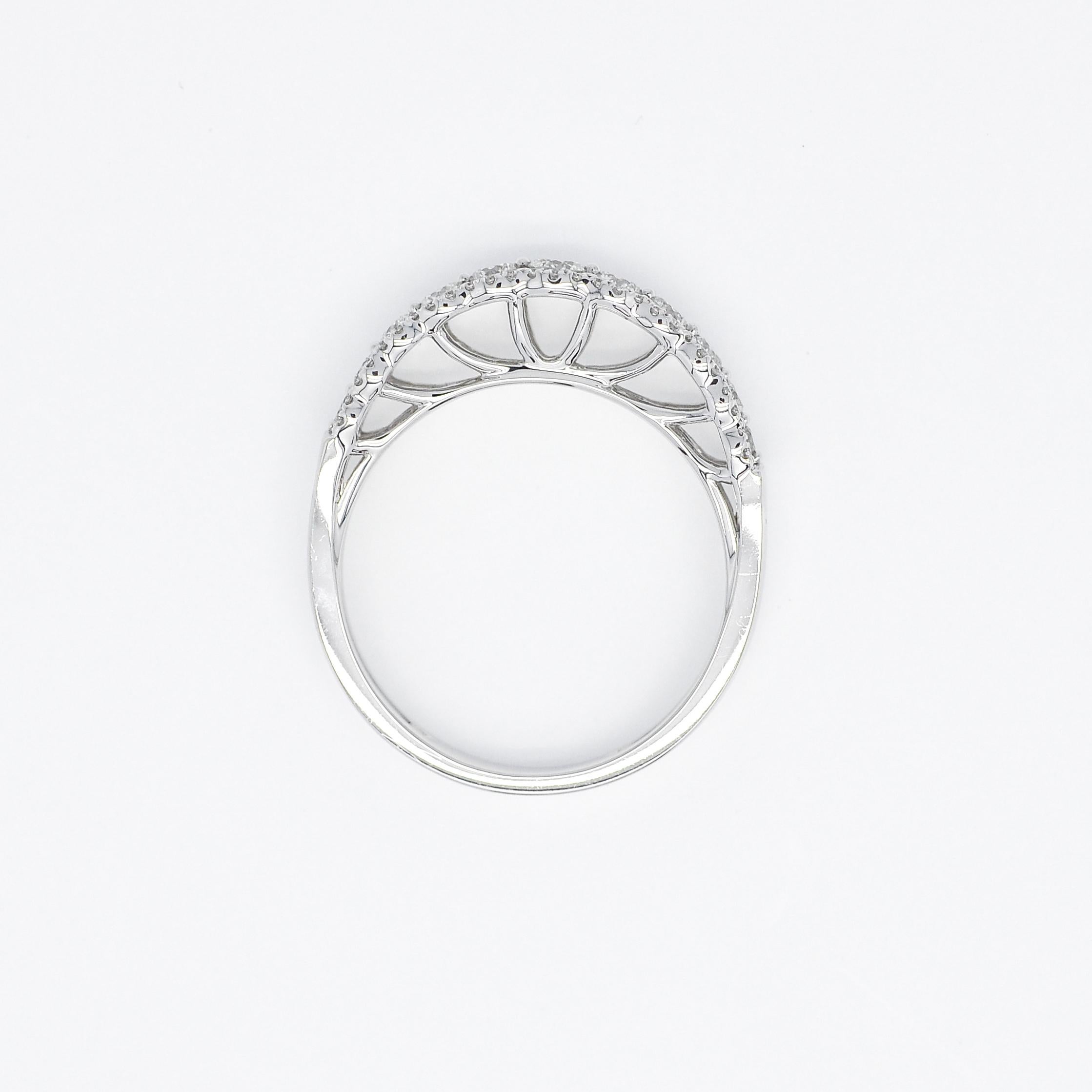 Natürliche Diamanten 0,56 Karat 18KT Weißgold Halb Eternity Diamond Band Ring für Damen oder Herren im Angebot
