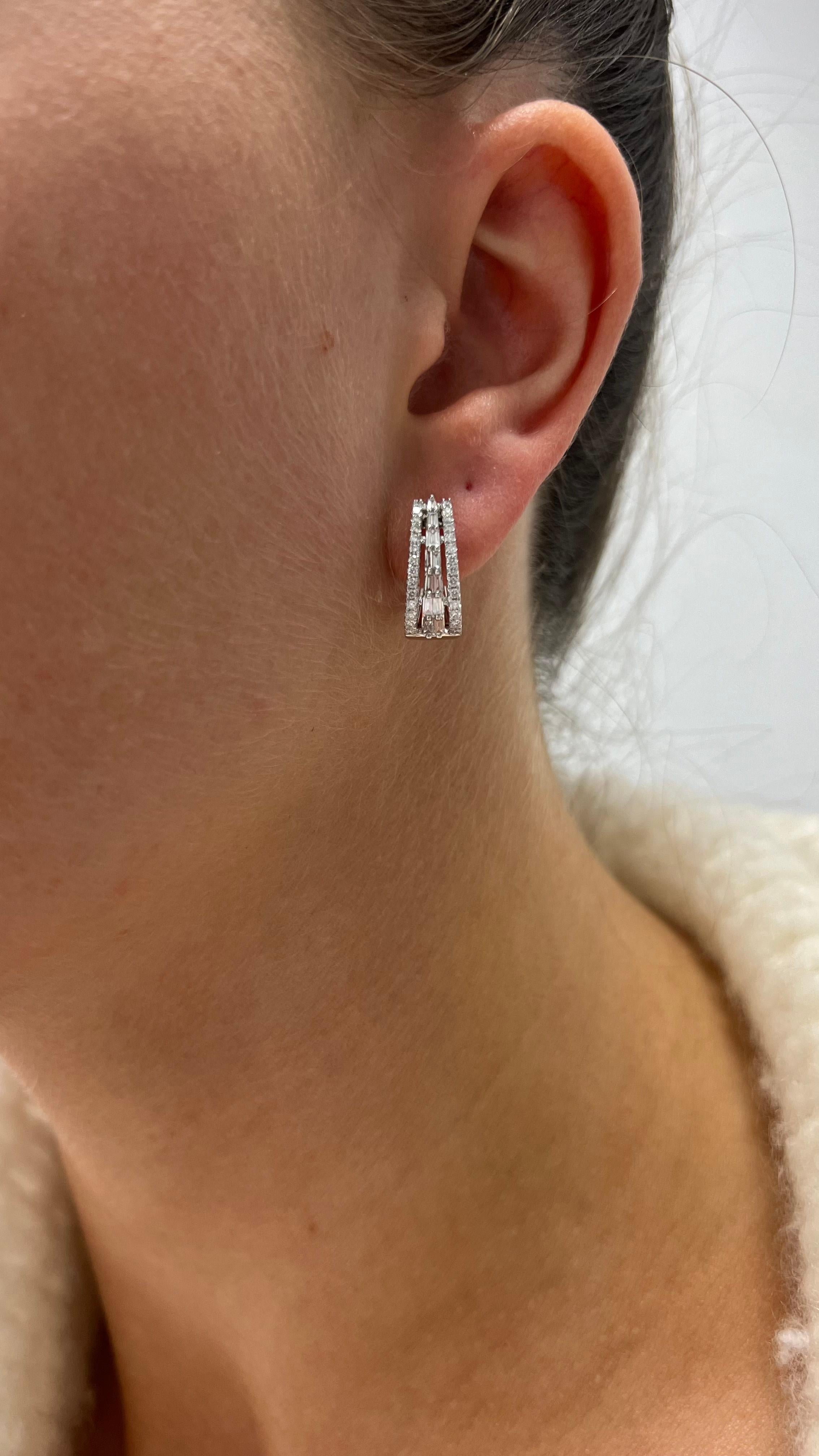 Créoles huggies en or blanc 18 carats et diamants naturels 0,75 carat Neuf - En vente à Antwerpen, BE