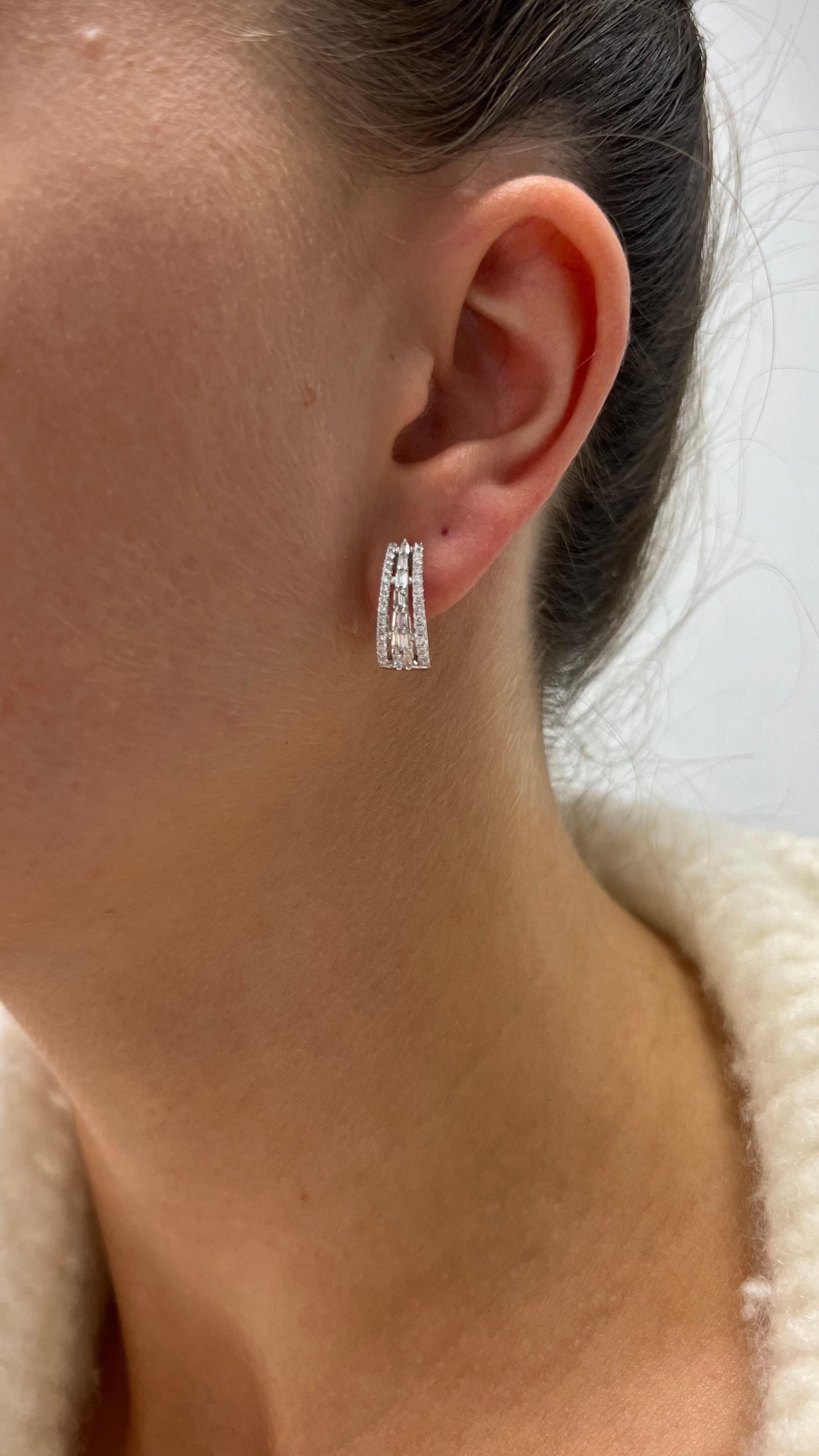 Créoles huggies en or blanc 18 carats et diamants naturels 0,75 carat en vente 1