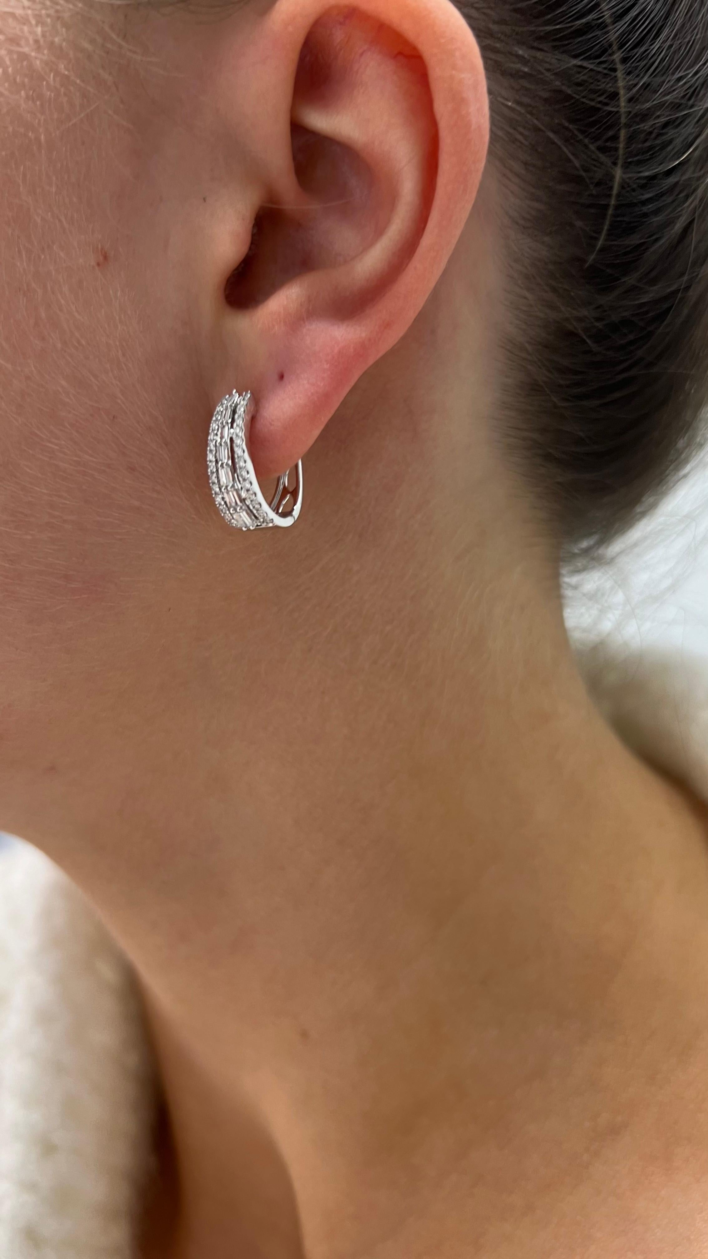 Créoles huggies en or blanc 18 carats et diamants naturels 0,75 carat en vente 3
