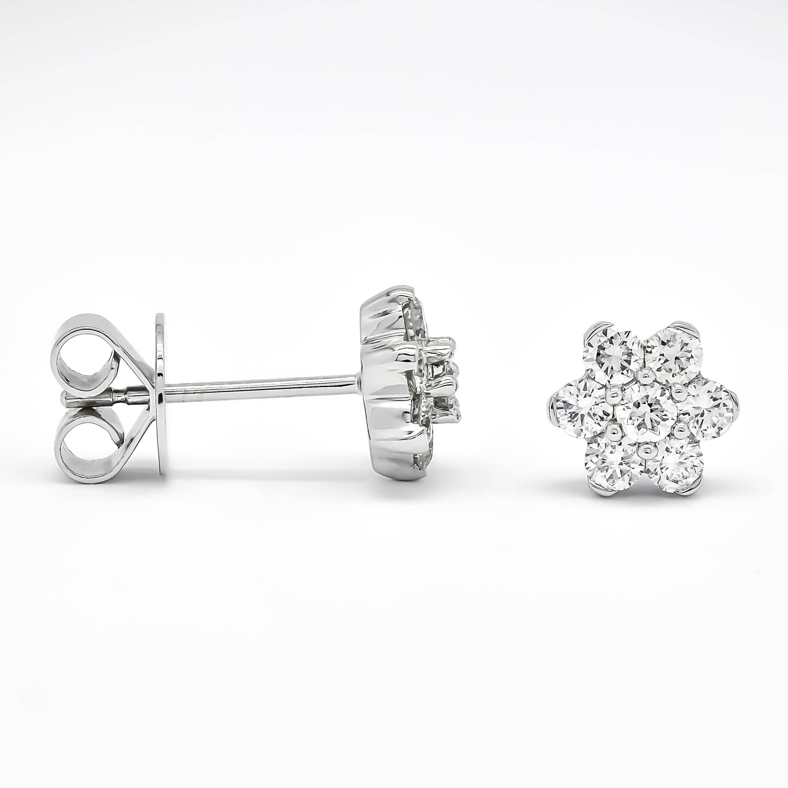 Artisan Boucles d'oreilles classiques en or blanc 18KT avec diamants naturels 0,74 carats en vente