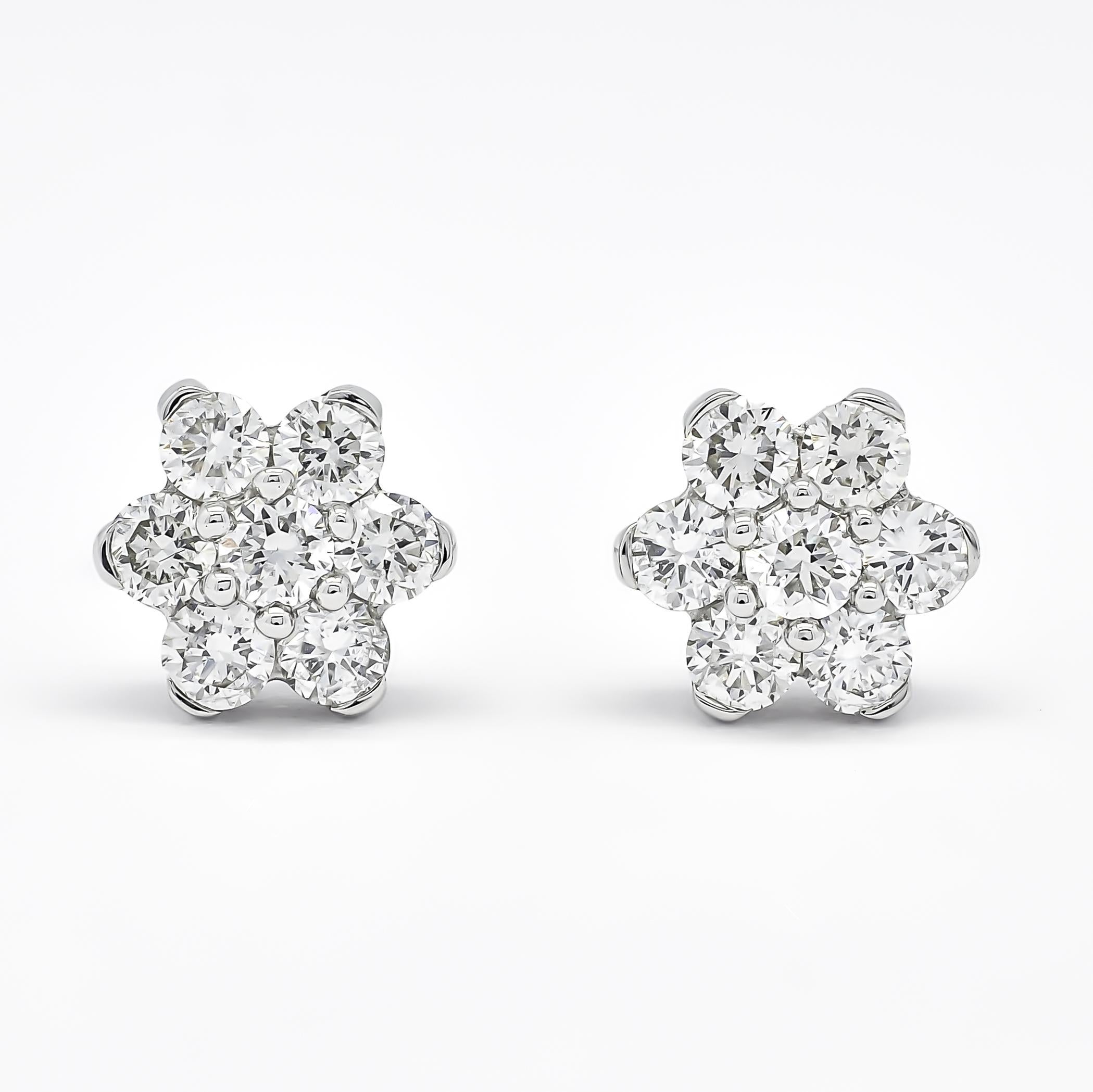 Boucles d'oreilles classiques en or blanc 18KT avec diamants naturels 0,74 carats Neuf - En vente à Antwerpen, BE
