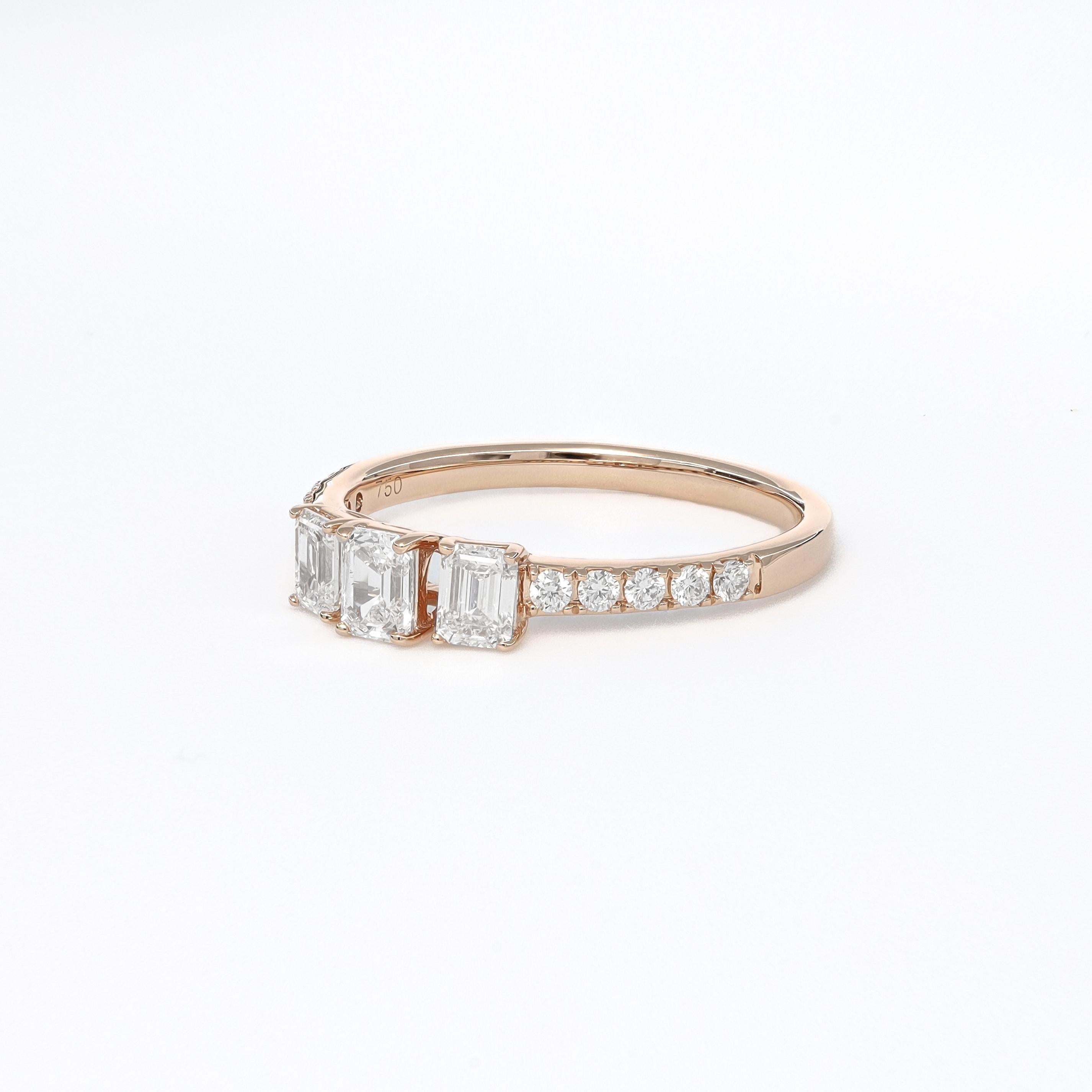 La bague Trilogy Emerald Cut de 0,76 CT est un bijou époustouflant qui ne manquera pas de faire tourner les têtes. Fabriquée à partir de matériaux de haute qualité, cette bague présente trois diamants de taille émeraude qui sont sertis de manière