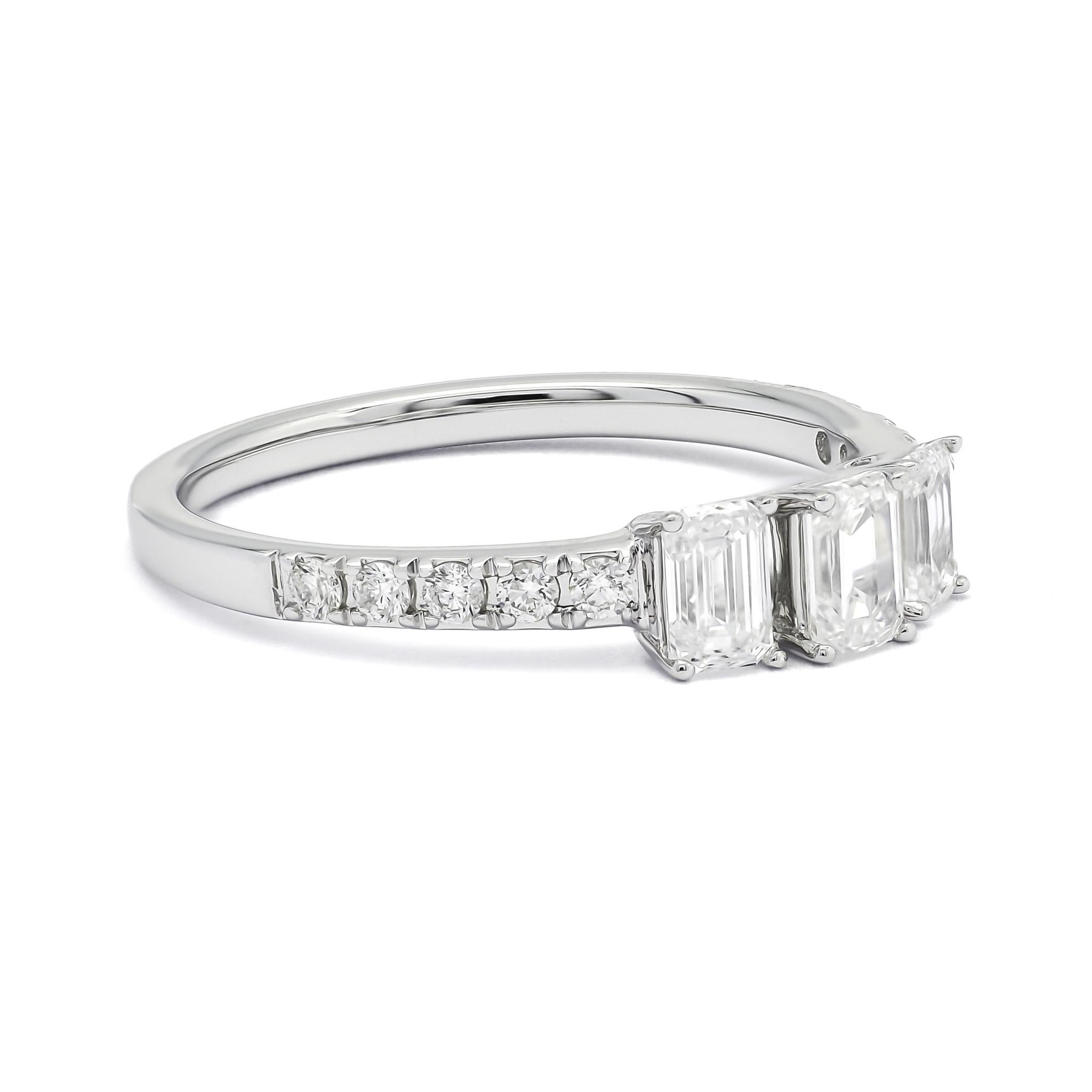 Diamants naturels  Bague promesse trilogie en or jaune 18 carats taille émeraude 0,76 carat en vente 5