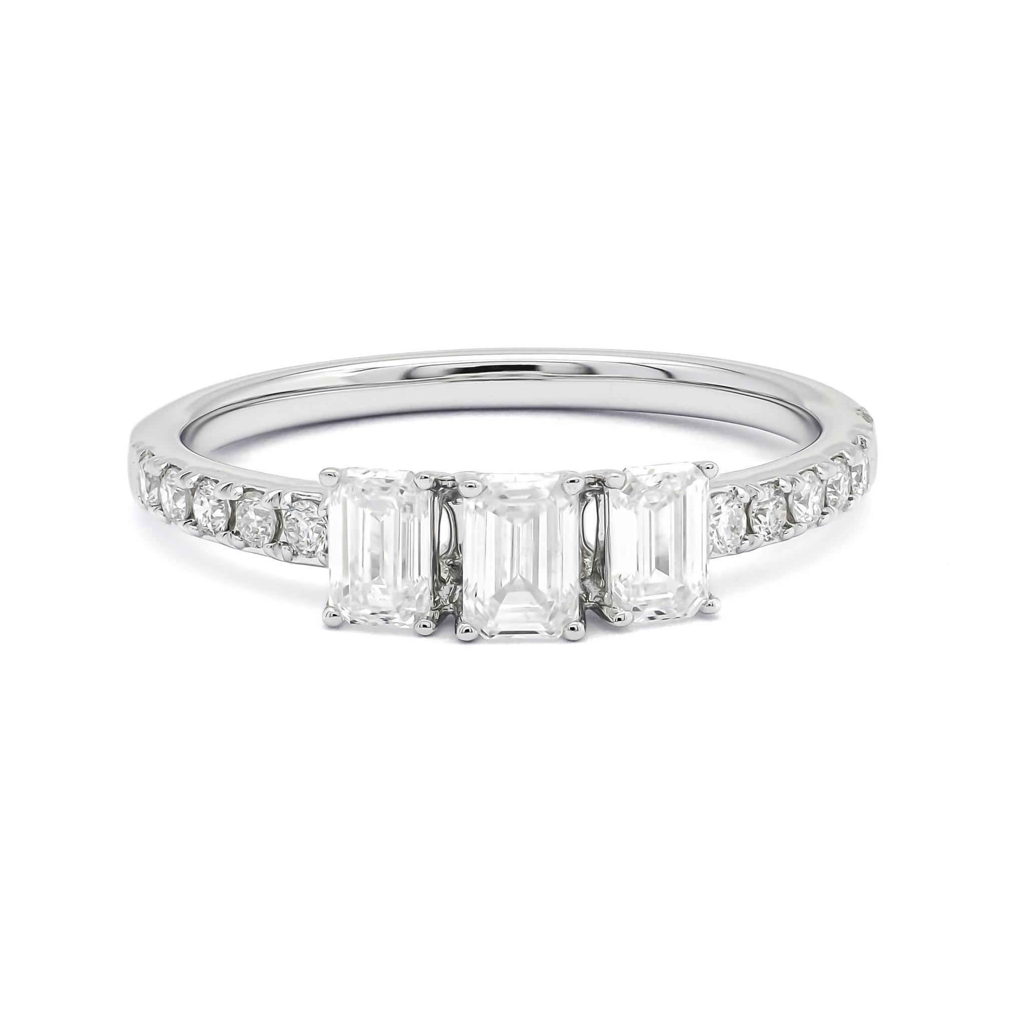 Diamants naturels  Bague promesse trilogie en or jaune 18 carats taille émeraude 0,76 carat en vente 6