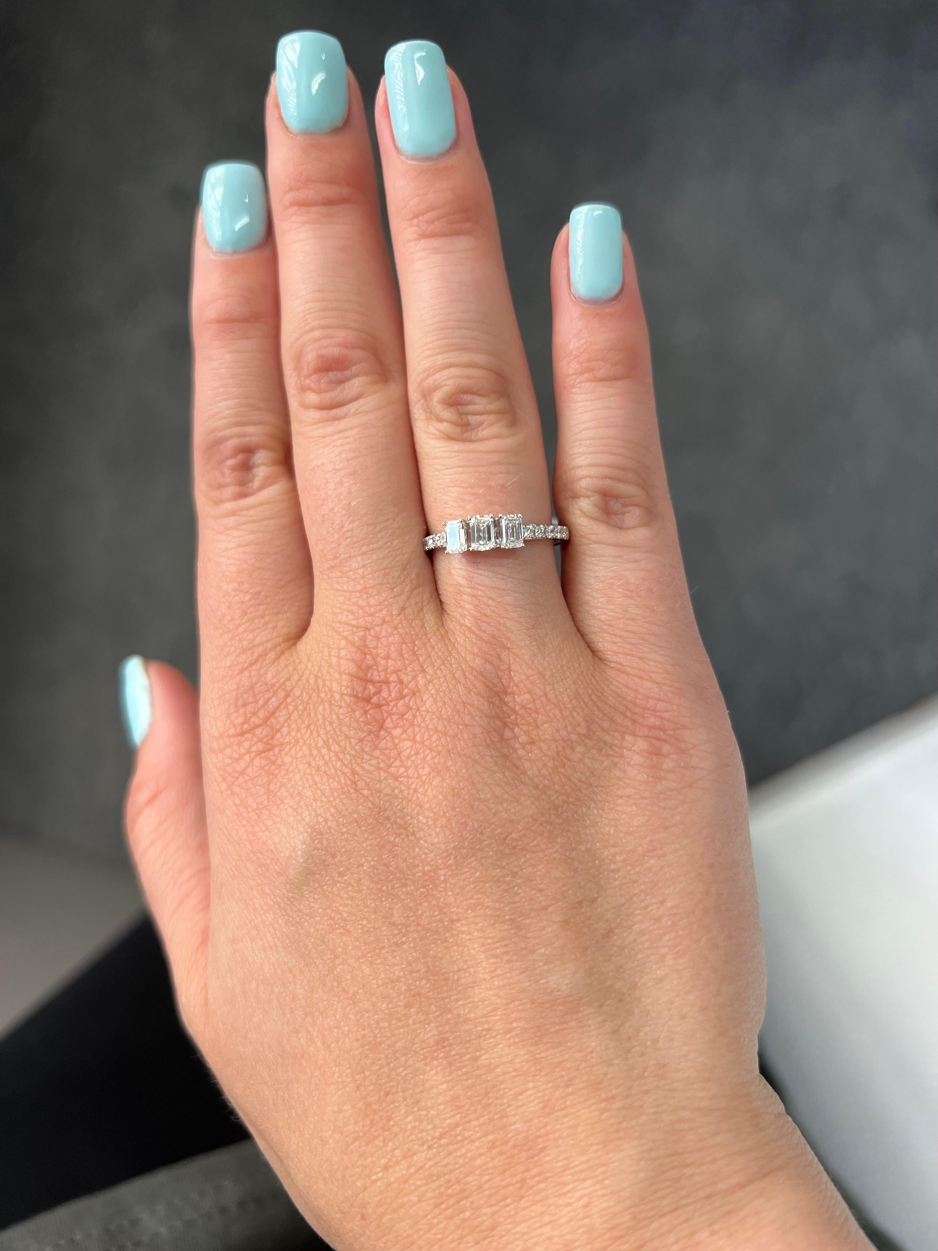 Diamants naturels  Bague promesse trilogie en or jaune 18 carats taille émeraude 0,76 carat en vente 7