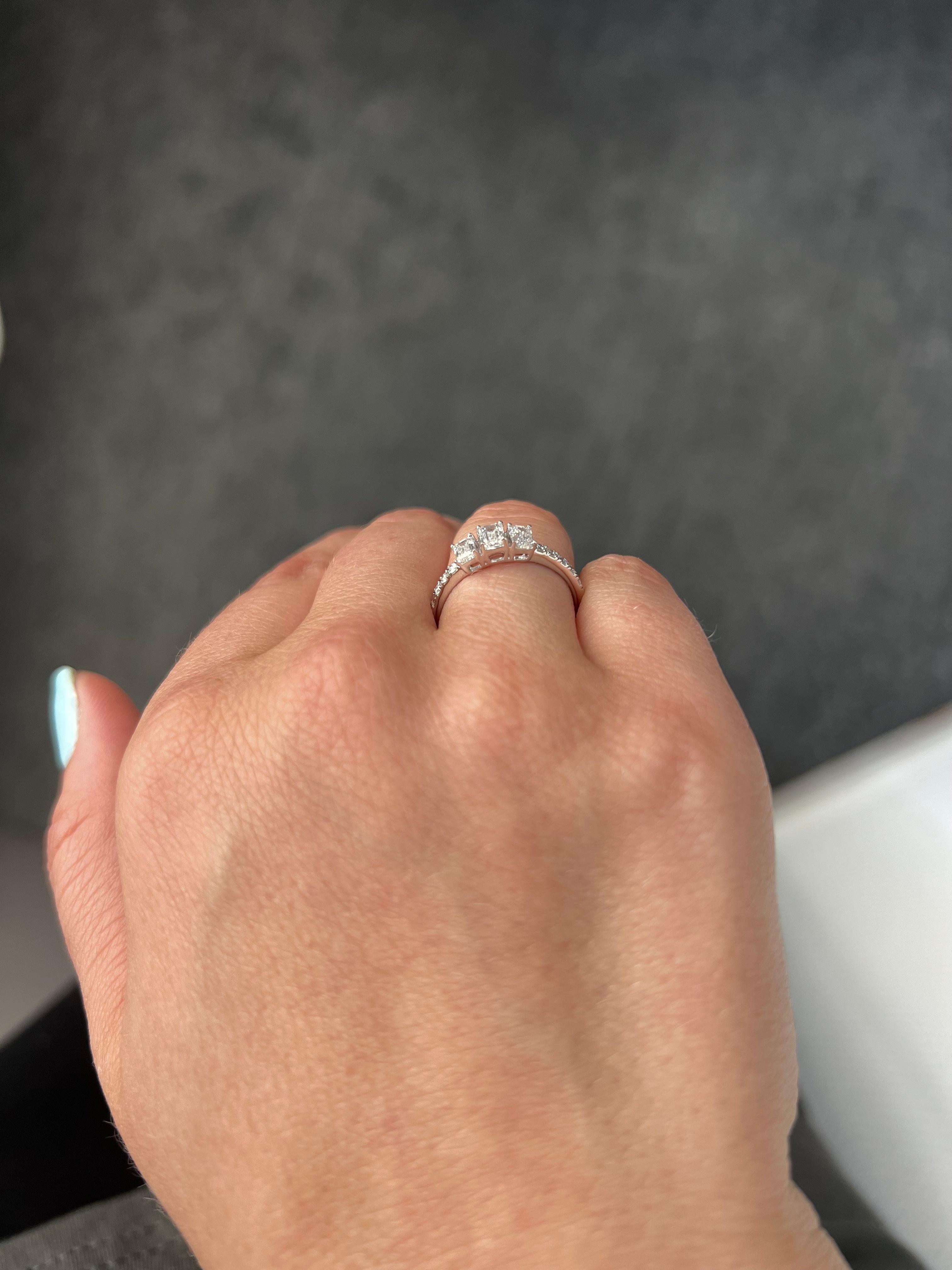 Diamants naturels  Bague promesse trilogie en or jaune 18 carats taille émeraude 0,76 carat en vente 8