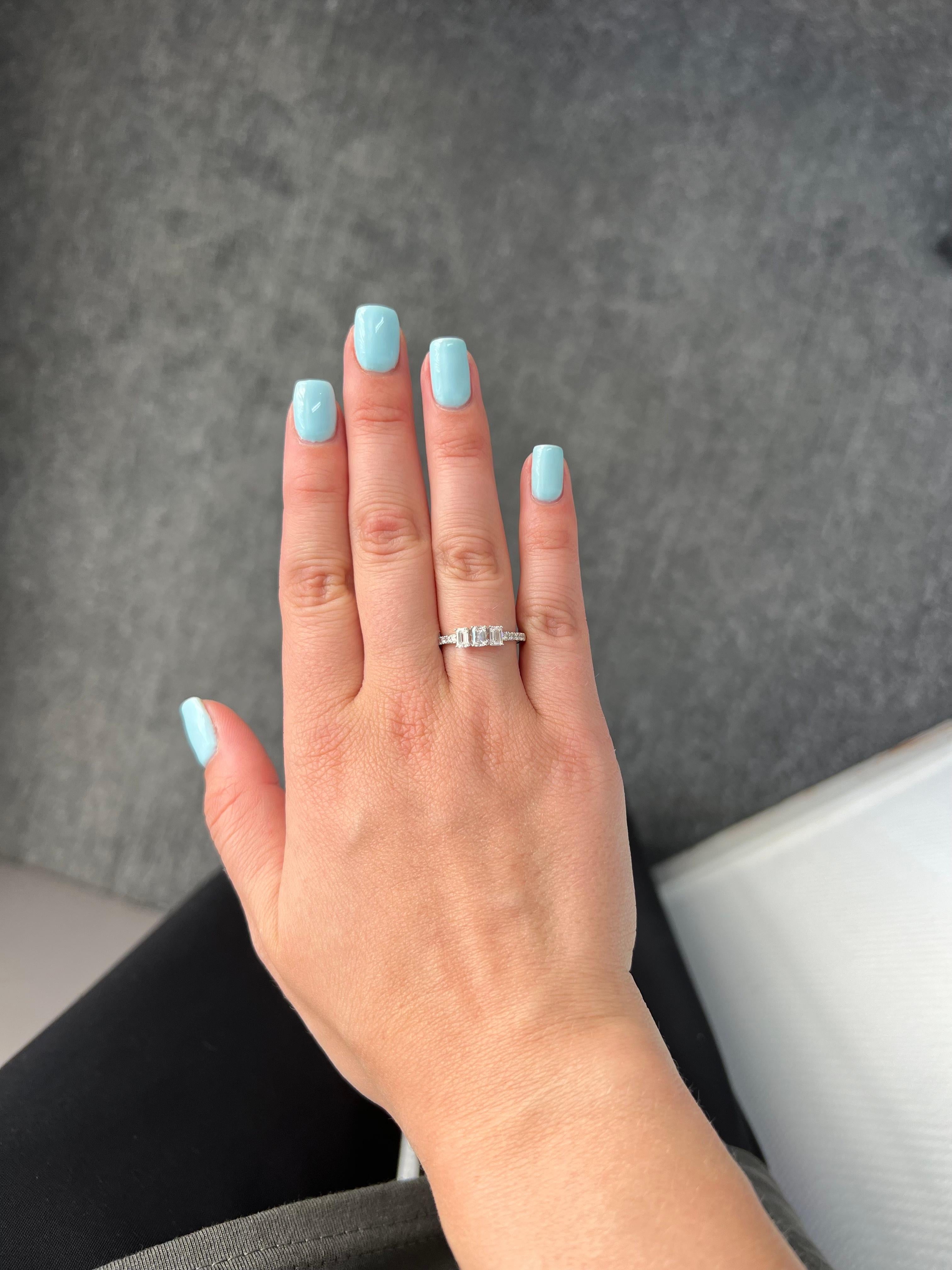 Diamants naturels  Bague promesse trilogie en or jaune 18 carats taille émeraude 0,76 carat en vente 9