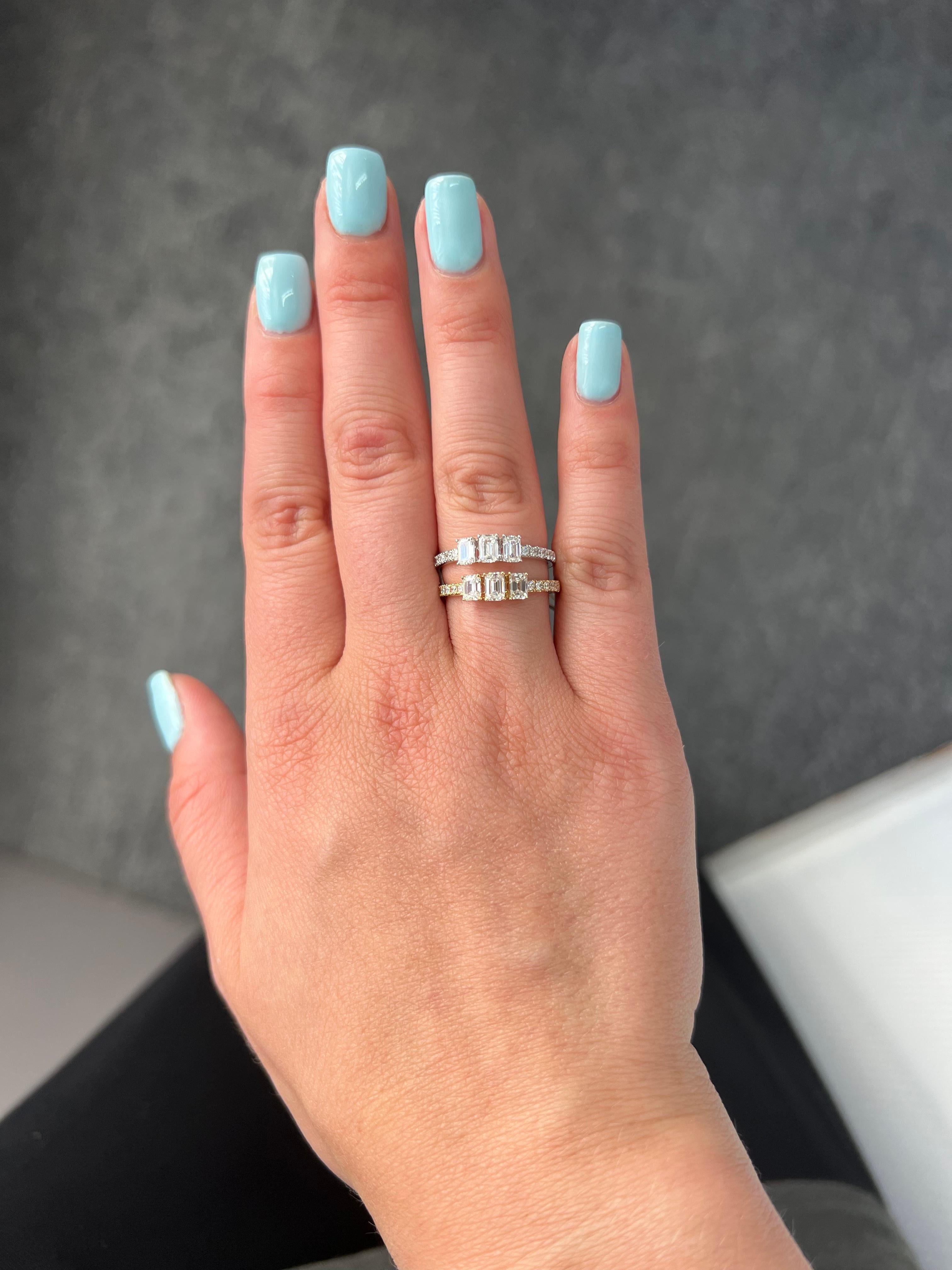 Diamants naturels  Bague promesse trilogie en or jaune 18 carats taille émeraude 0,76 carat en vente 10
