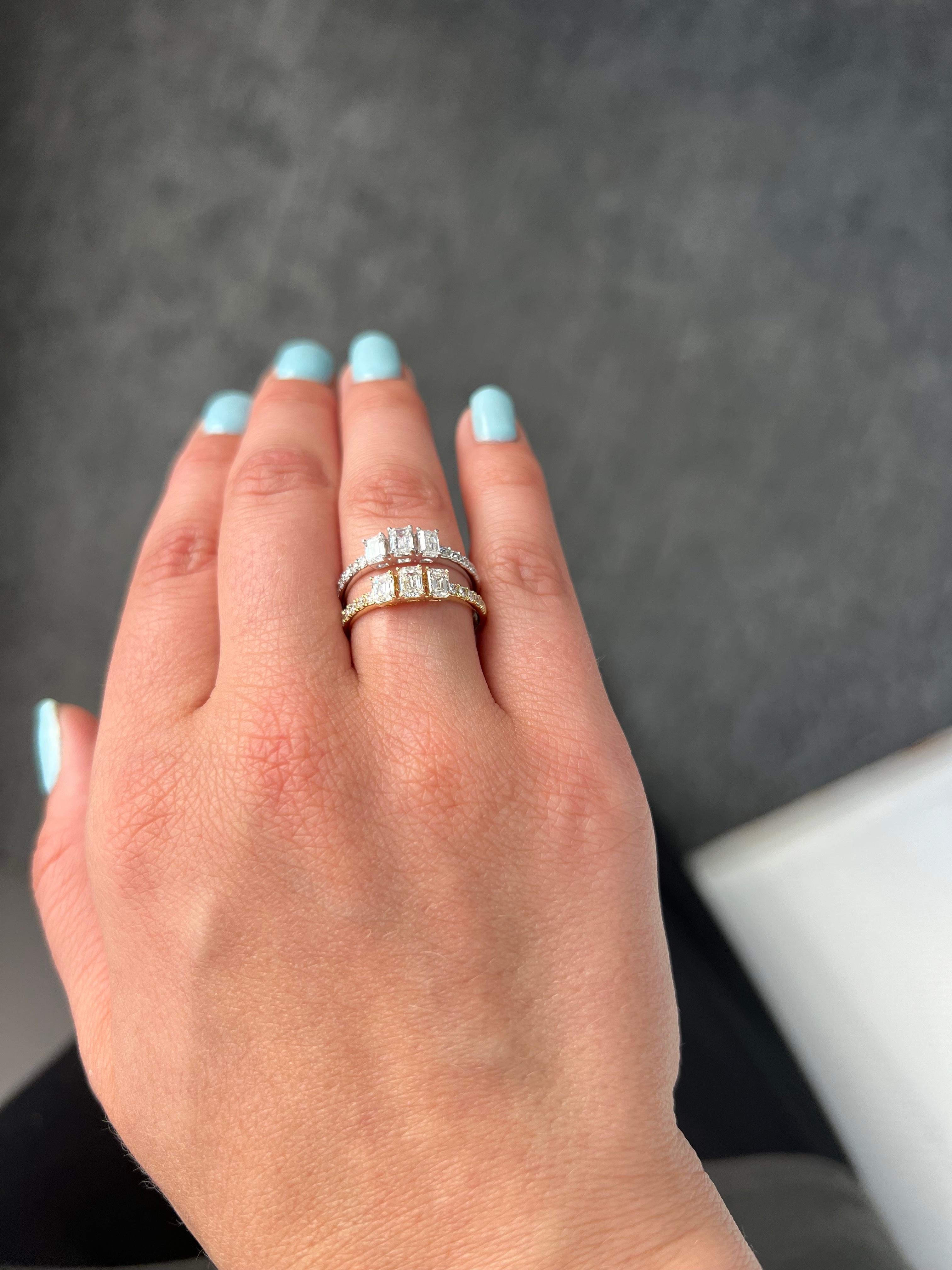 Diamants naturels  Bague promesse trilogie en or jaune 18 carats taille émeraude 0,76 carat en vente 11