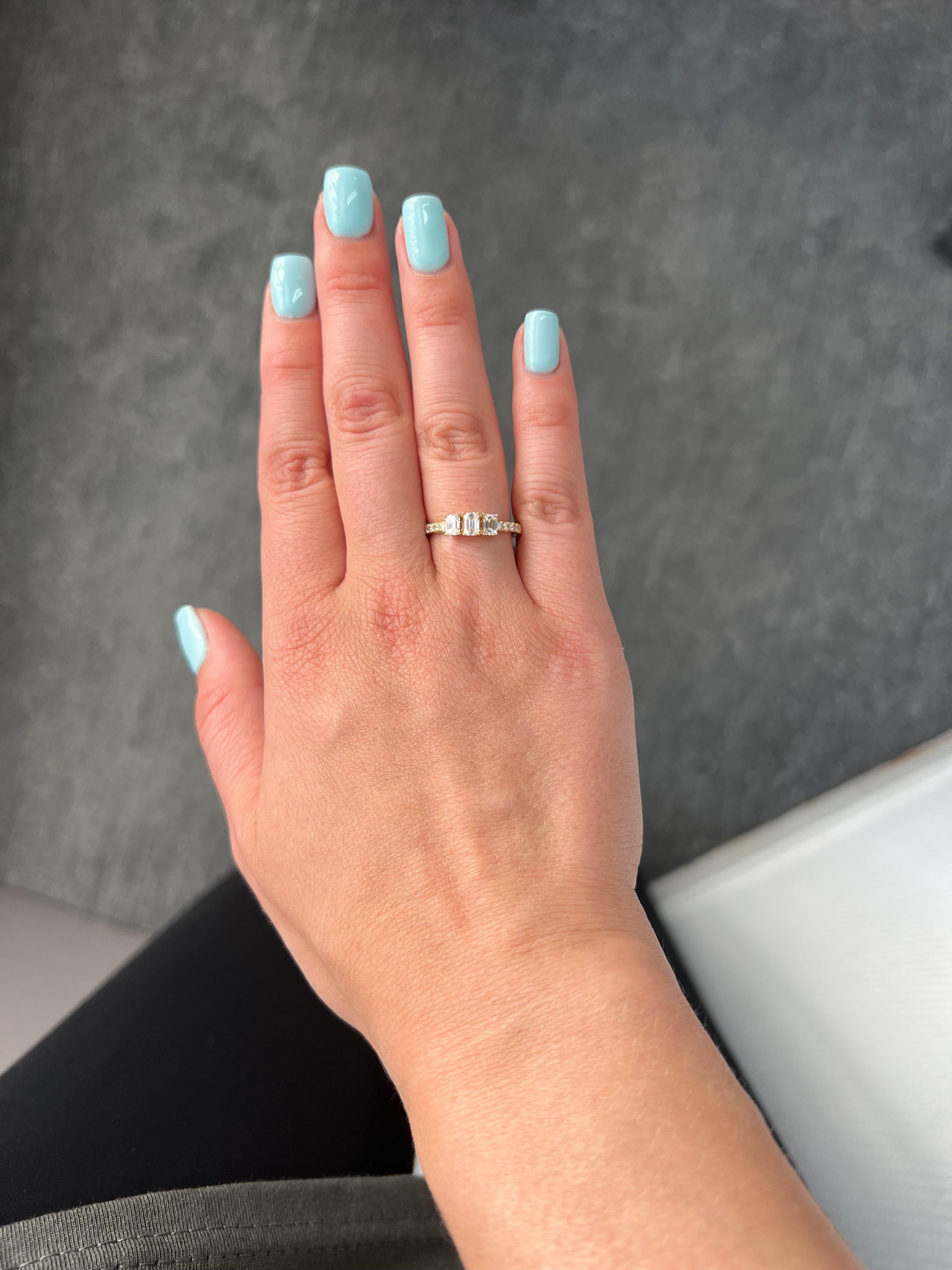 Diamants naturels  Bague promesse trilogie en or jaune 18 carats taille émeraude 0,76 carat en vente 12