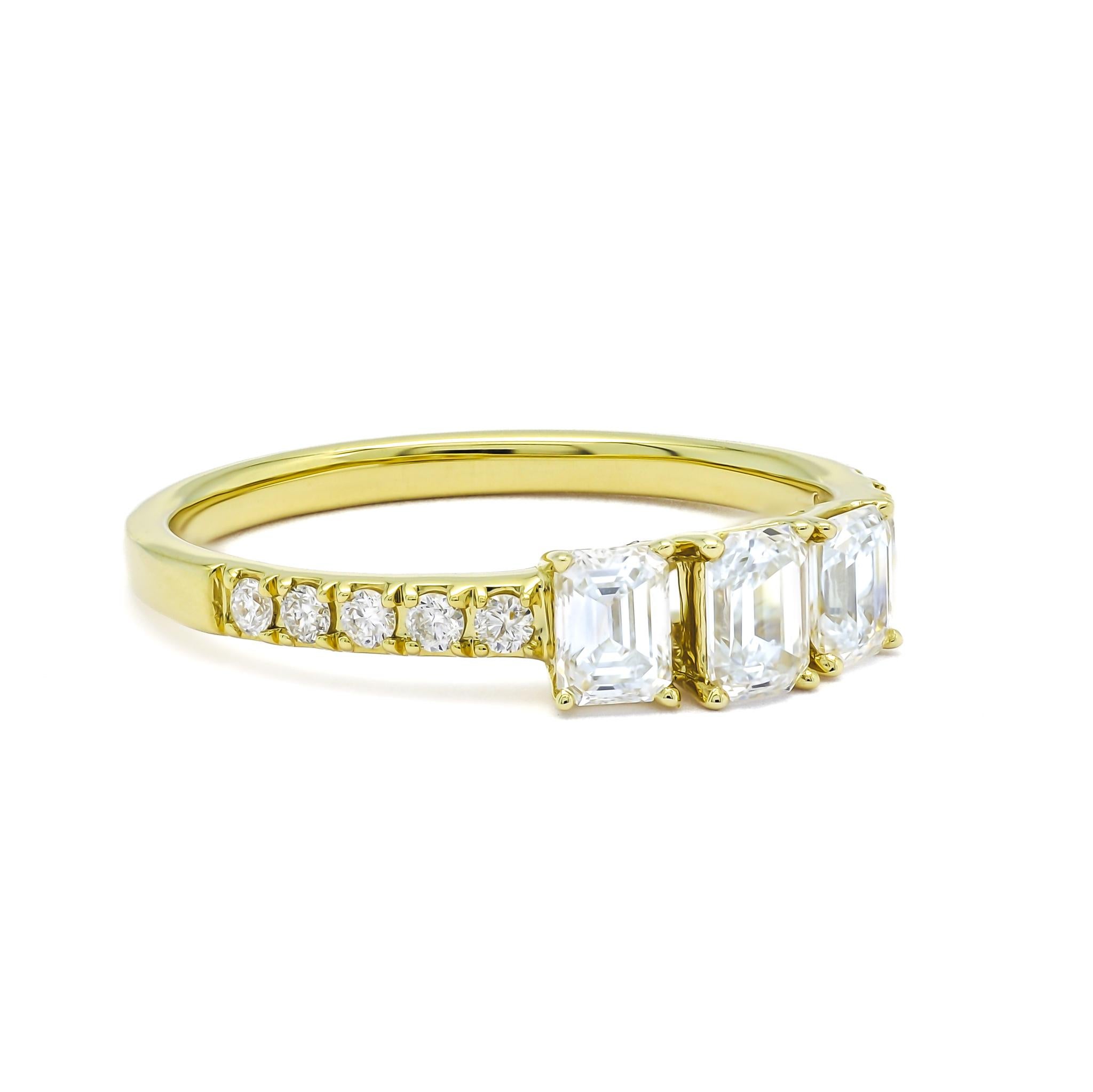 La bague Trilogy Emerald Cut de 0,76 CT est un bijou époustouflant qui ne manquera pas de faire tourner les têtes. Fabriquée à partir de matériaux de haute qualité, cette bague présente trois diamants de taille émeraude qui sont sertis de manière