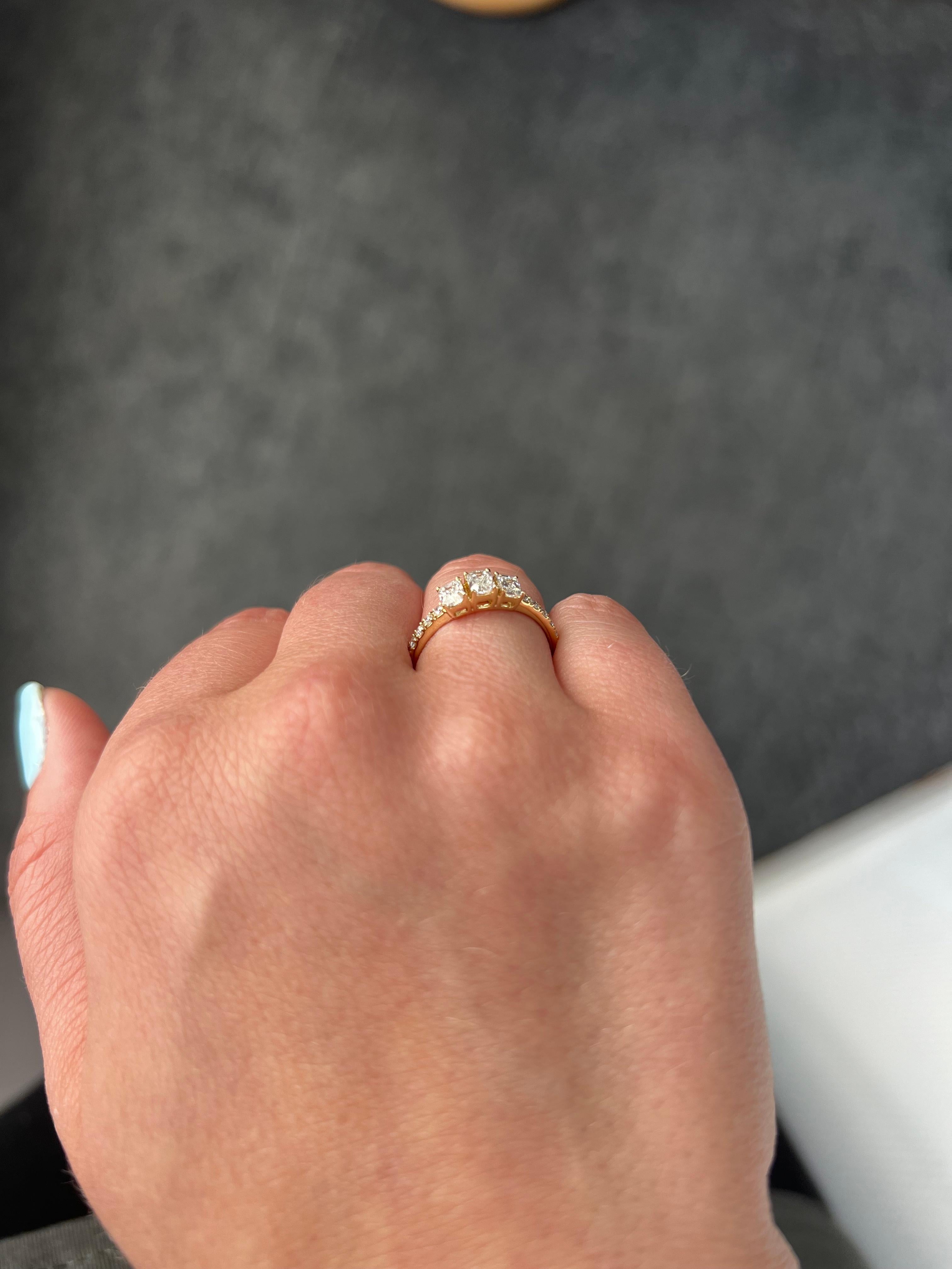 Diamants naturels  Bague promesse trilogie en or jaune 18 carats taille émeraude 0,76 carat en vente 1